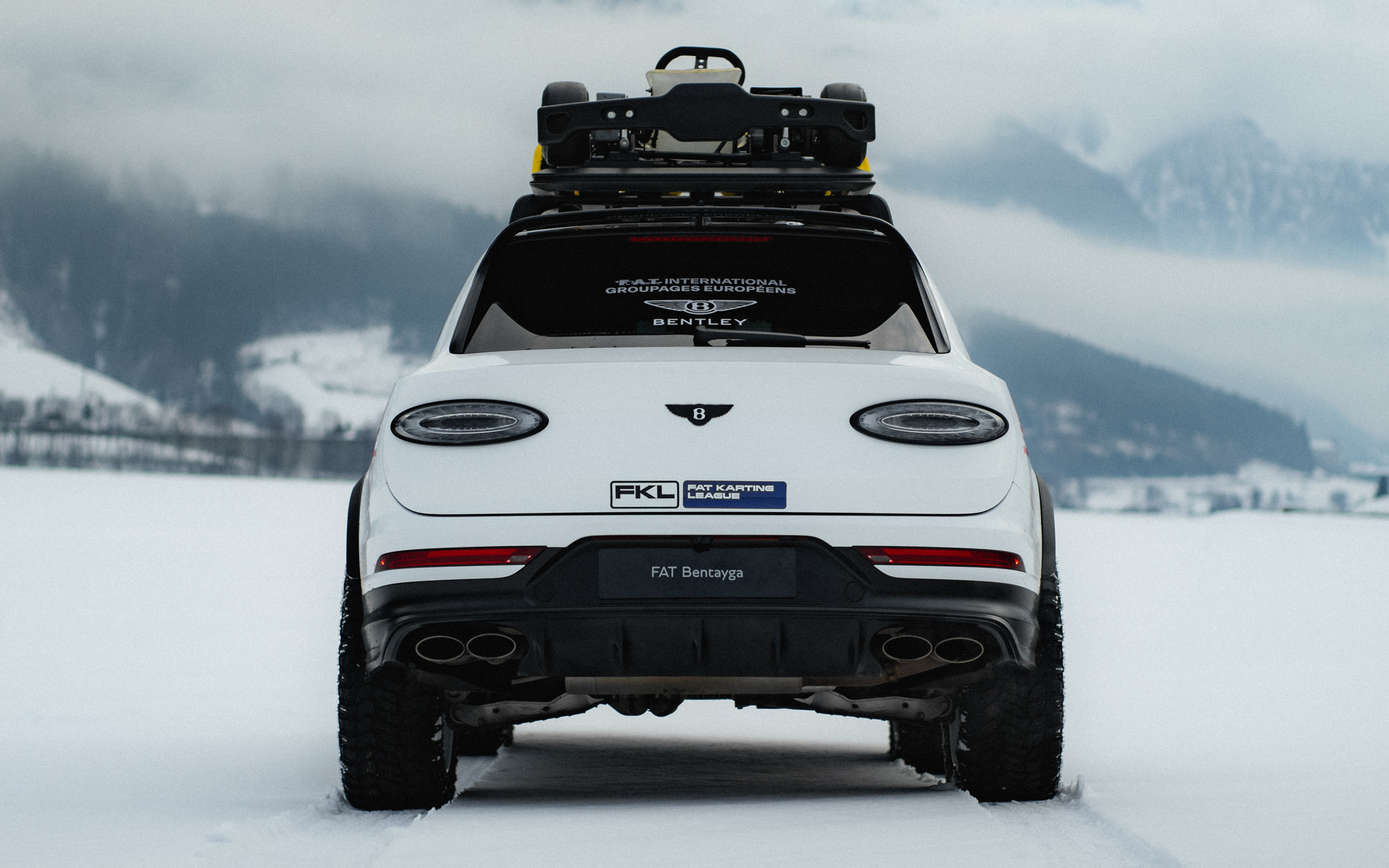 ルーフ上には収納スペースと4基のスポットライトを装備