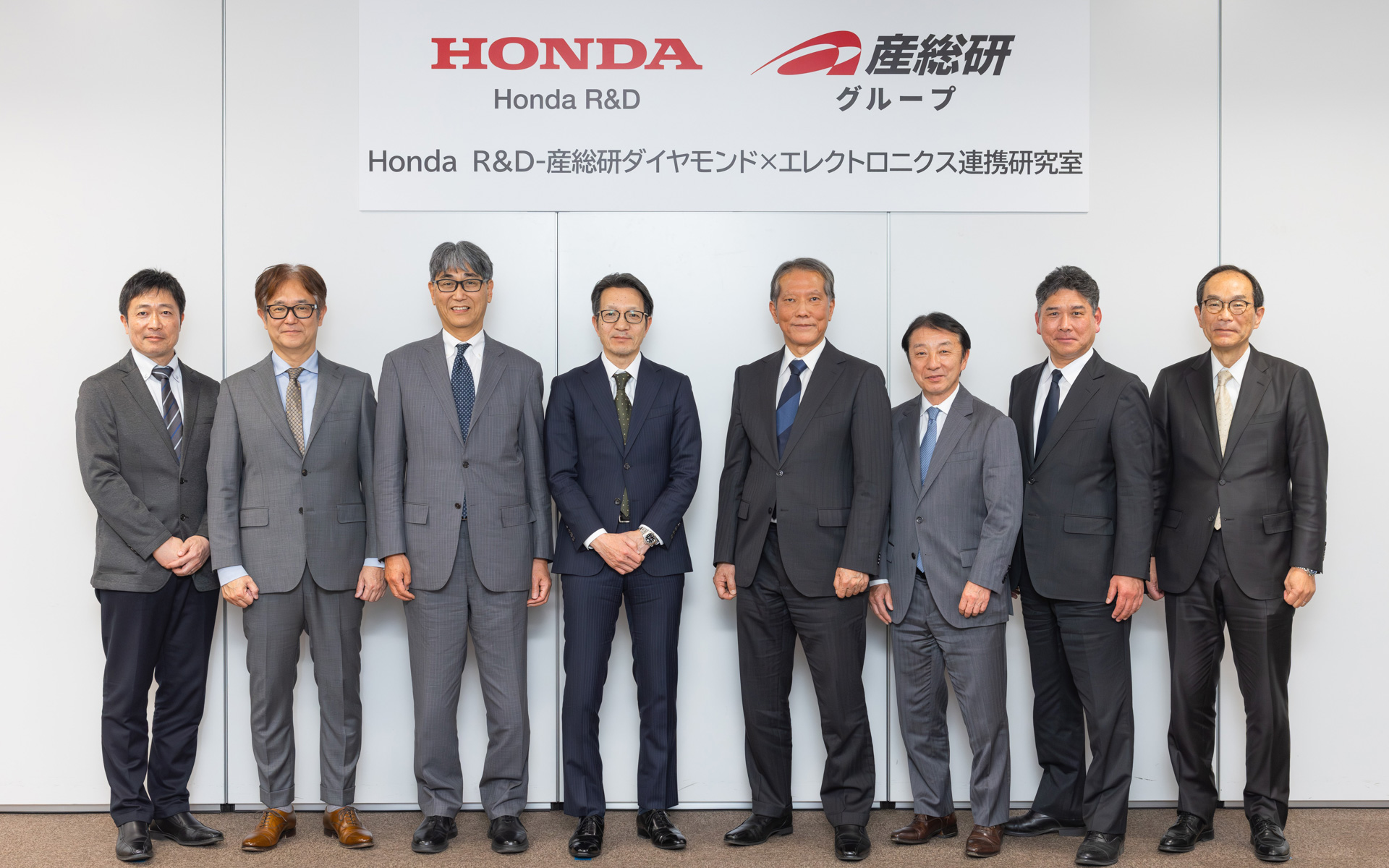 株式会社本田技術研究所 代表取締役社長 大津啓司氏、国立研究開発法人産業技術総合研究所 副理事長 小原春彦氏、株式会社AIST Solutions代表取締役社長 逢坂清治氏ら関係者が出席した設立式