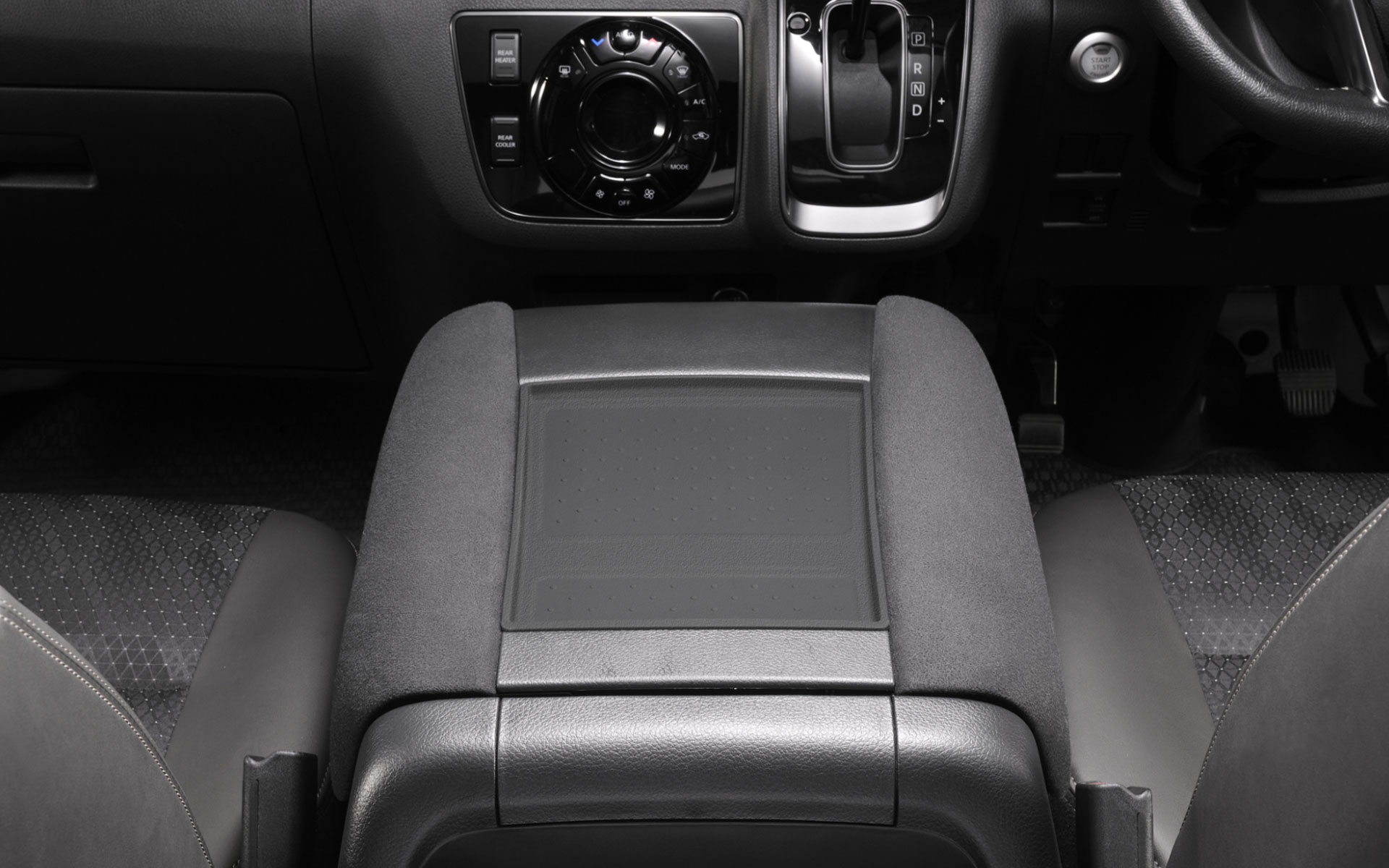 センターコンソールの凹みにジャストフィット