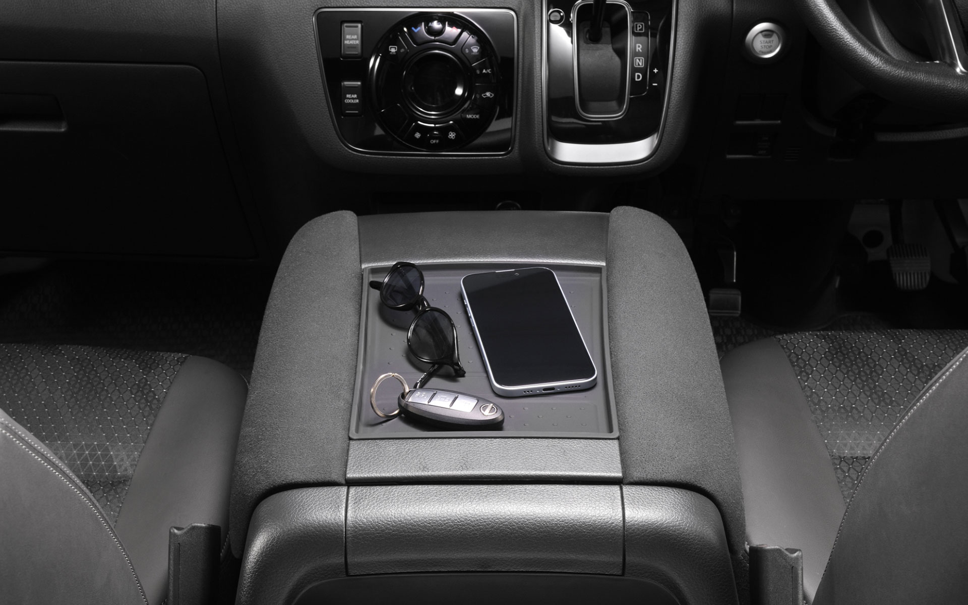 センターコンソールの凹みにジャストフィット