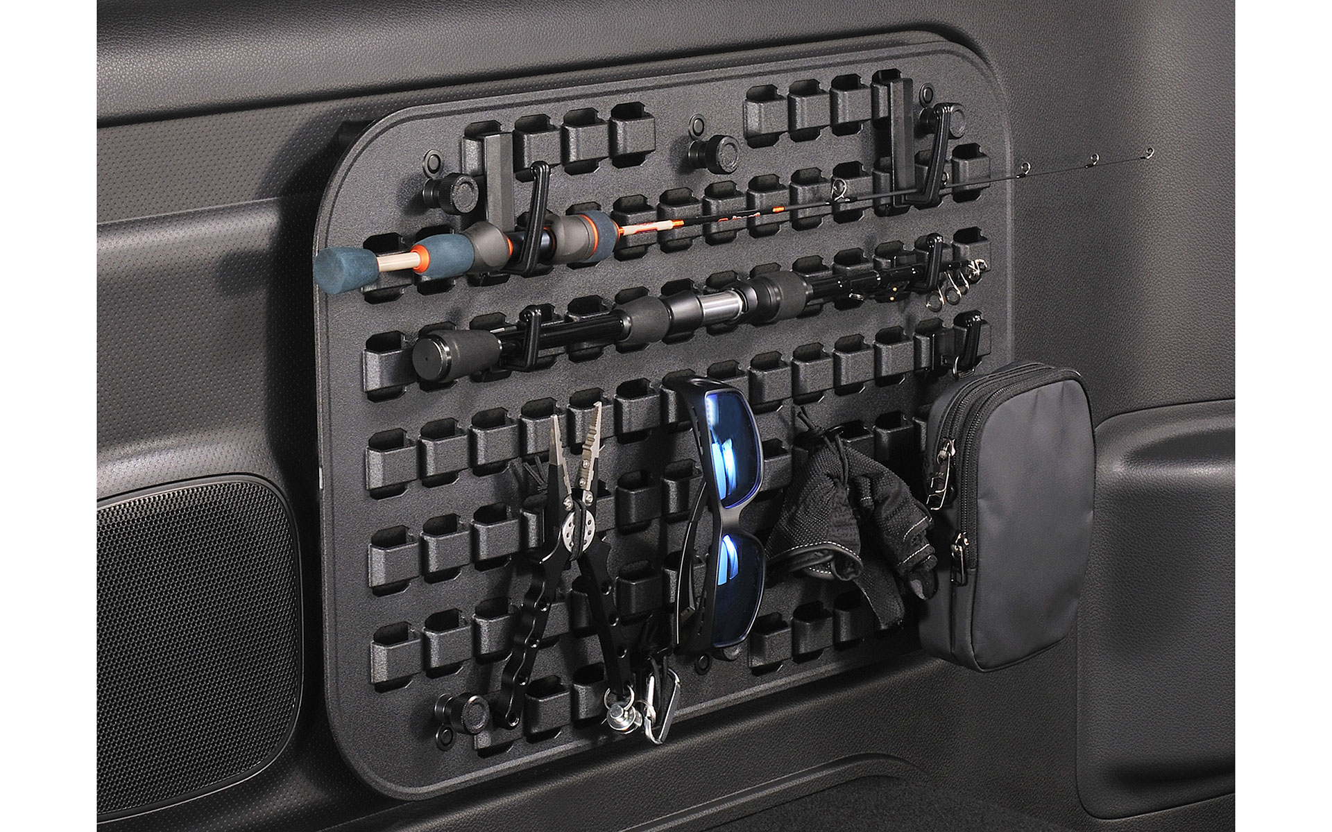 デッドスペースが魅せる収納に。専用アタッチメント付属のため、工具やクロスなど、モール対応アイテム以外も取り付け可能