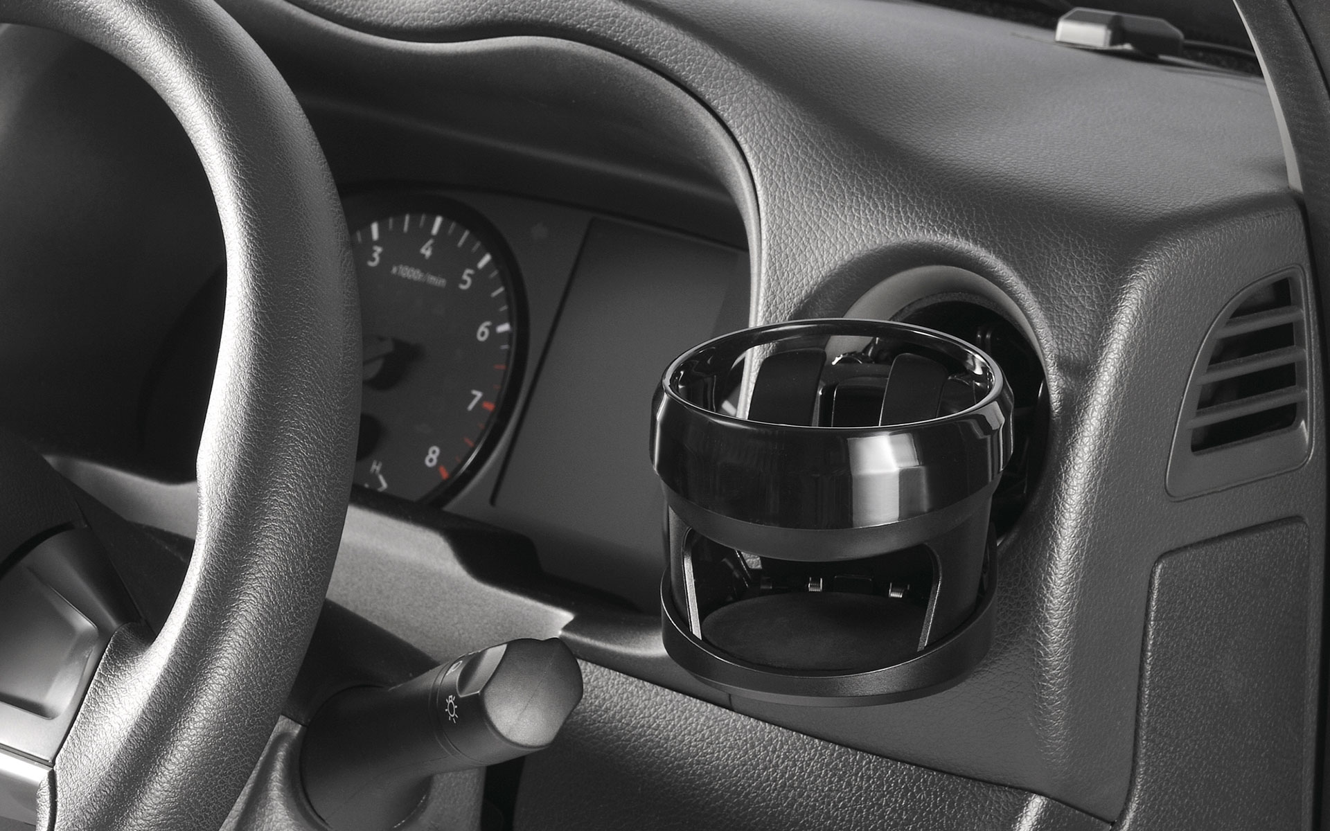 ウィンカーレバーに干渉しないよう、ホルダー部分がドア側を向いた設計で、運転中のレバー操作を妨げない。