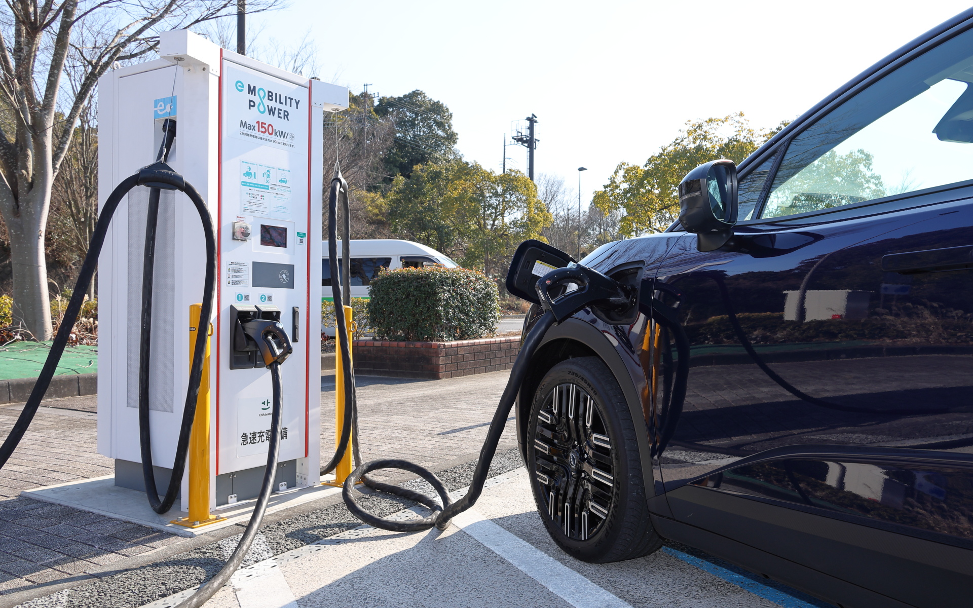 途中のパーキングエリアで急速充電も実施。なお、新型リーフでは充電ポートに接続する「AC外部給電コネクター」を使えば、ドアをロックした状態でも1500Wの電力を使うことができる。また、室内と荷室に合計2つの100V AC電源（1500W）を搭載し、合計で最大1500Wの電力が使用可能