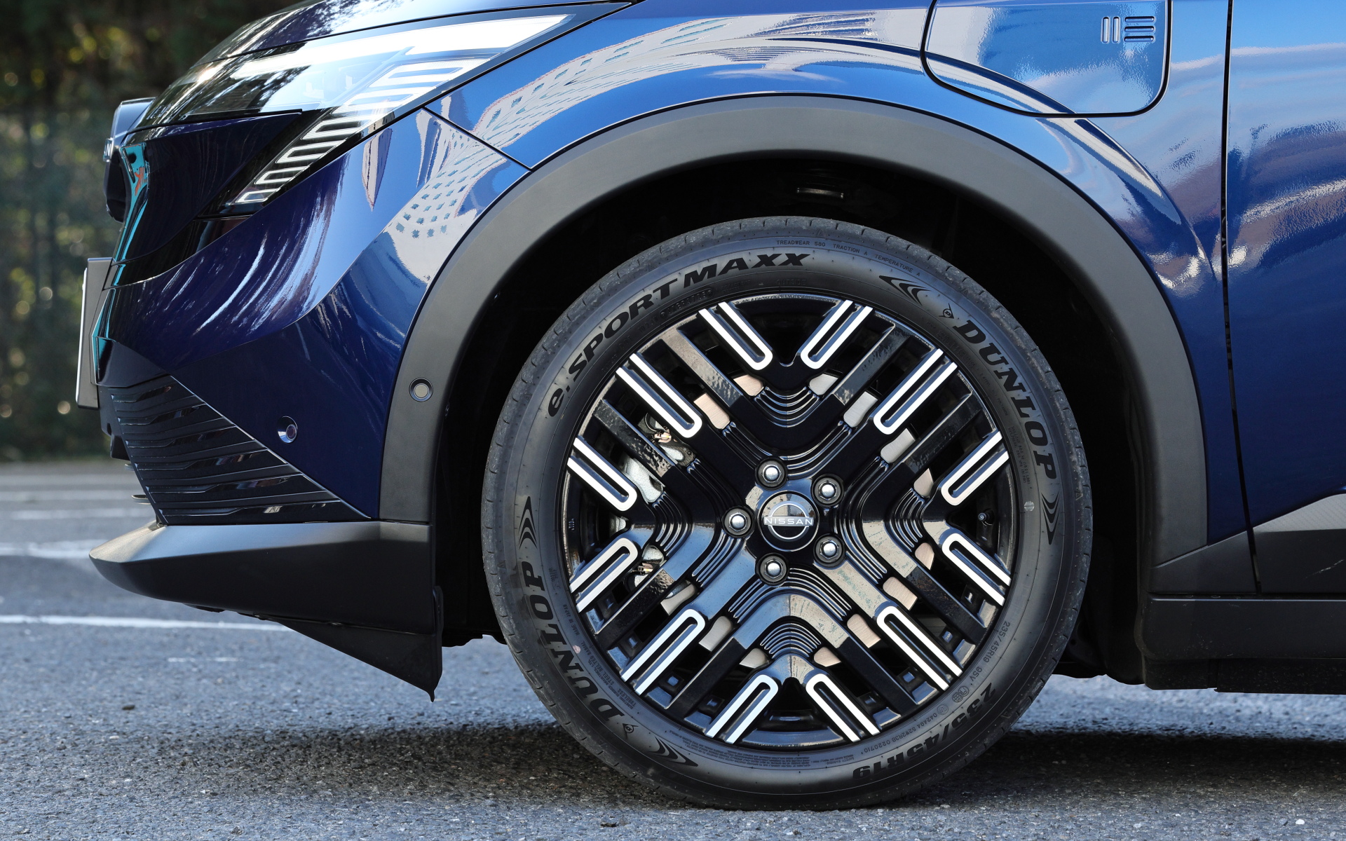 Gグレードでは19インチアルミホイールを標準装備。タイヤは「e.SPORT MAXX」（235/45R19）をセット。サスペンションはリアにマルチリンク式を採用するとともに日本の道路環境に合わせて専用のサスペンションチューニングを施した