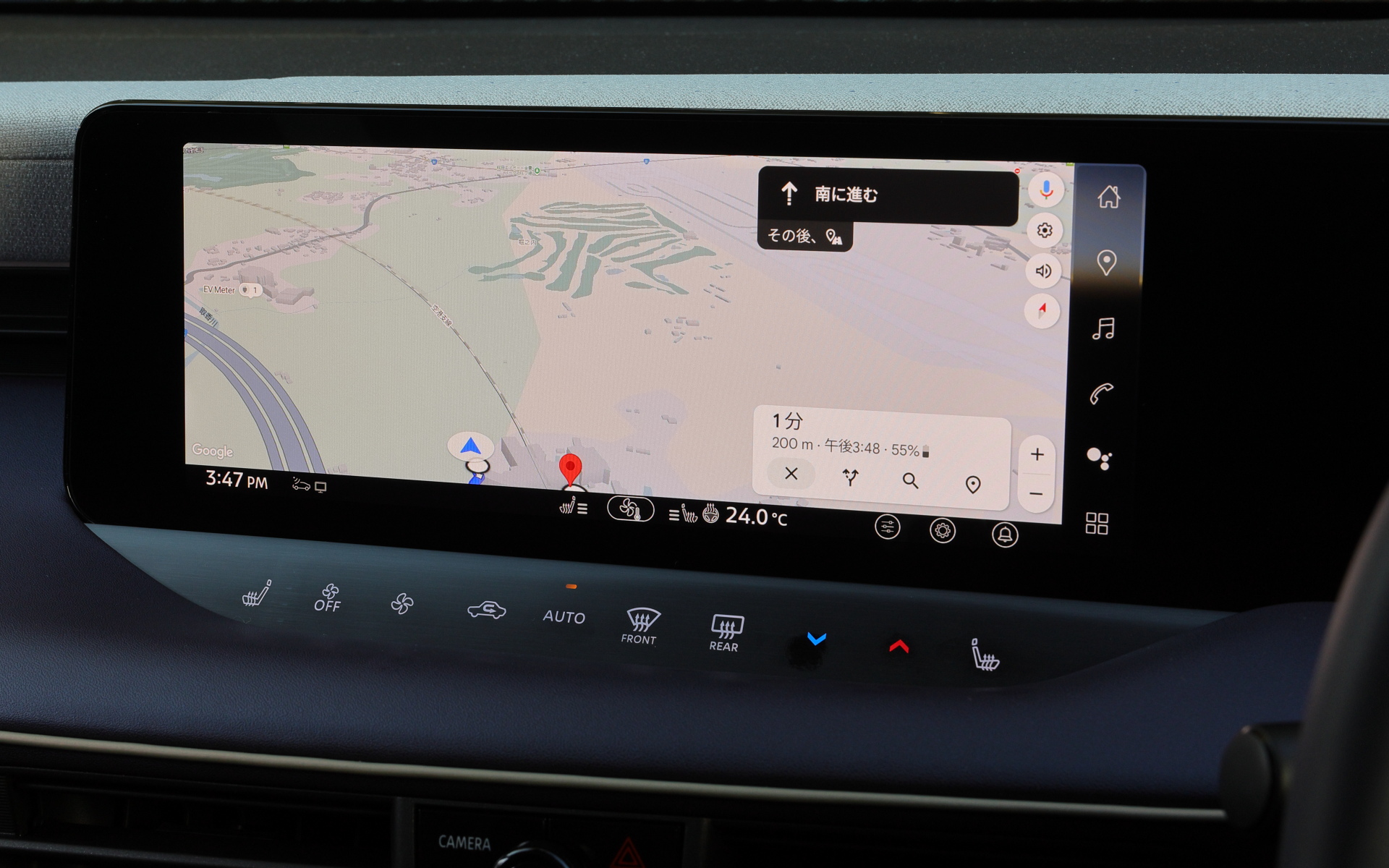 Google搭載のNissanConnectインフォテインメントシステムを搭載。「Googleマップ」「Googleアシスタント」「Google Play」に対応し、多彩な情報とエンターテインメントにシームレスにコネクトできる。ナビゲーションが「Googleマップ」になり、Googleアカウントを同期することで充電スポットを予測したルート検索やお気に入りの場所や保存したルートなどを表示できるとともに、NissanConnect サービスアプリ機能の「ドア to ドアナビ」によって、充電残量を考慮して必要な充電を加味したルートを乗車前からナビゲーションに共有し、乗車後スムーズに出発することも可能