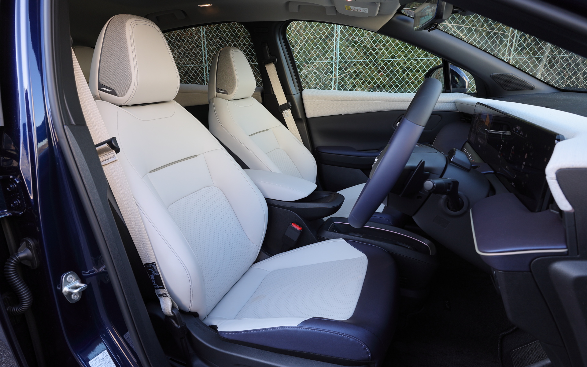 前後シート。Boseパーソナルプラスサウンドシステム（10スピーカー、運転席用アナウンス）搭載モデルはフロントシートのヘッドレストにスピーカーが備わる