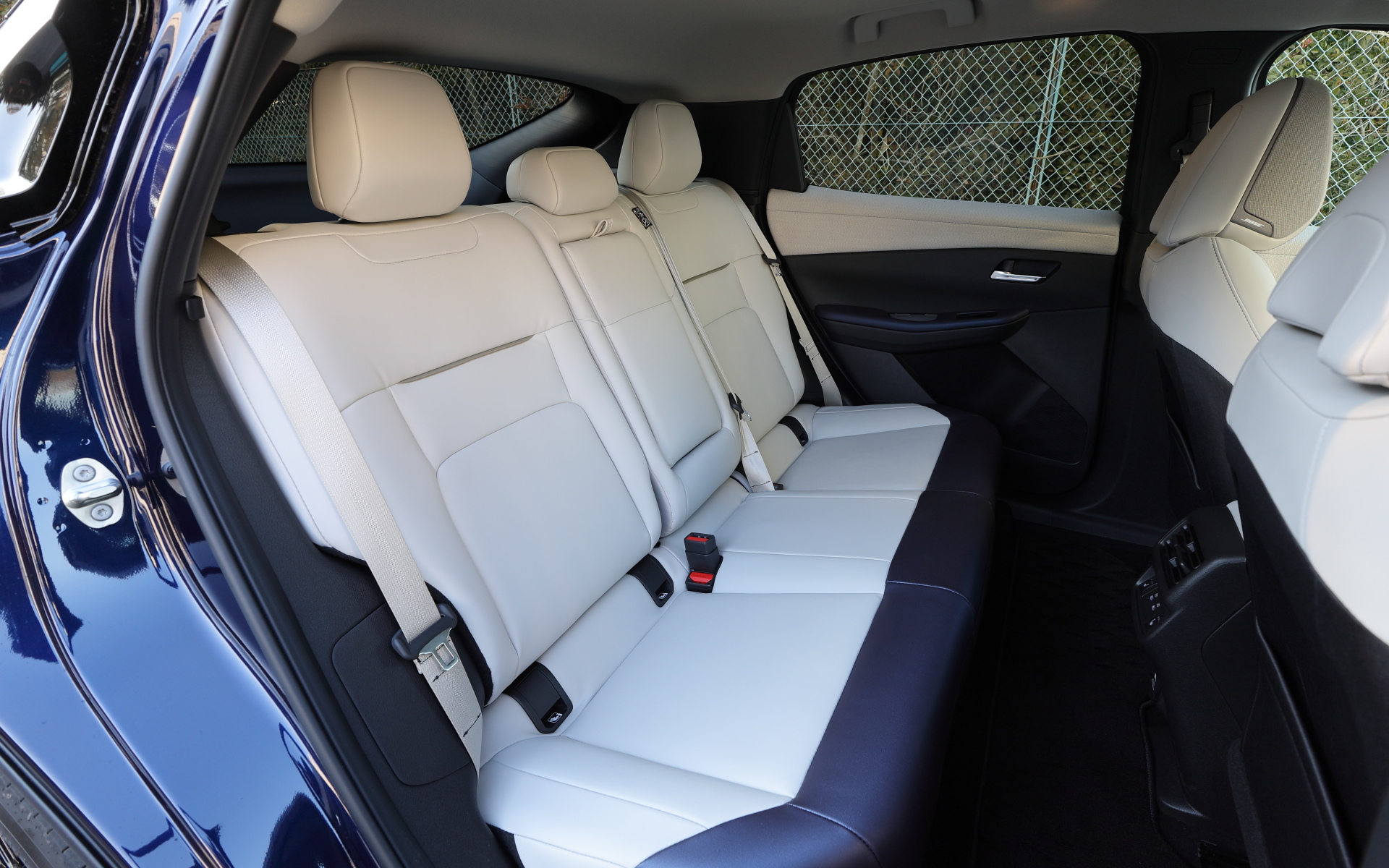 前後シート。Boseパーソナルプラスサウンドシステム（10スピーカー、運転席用アナウンス）搭載モデルはフロントシートのヘッドレストにスピーカーが備わる