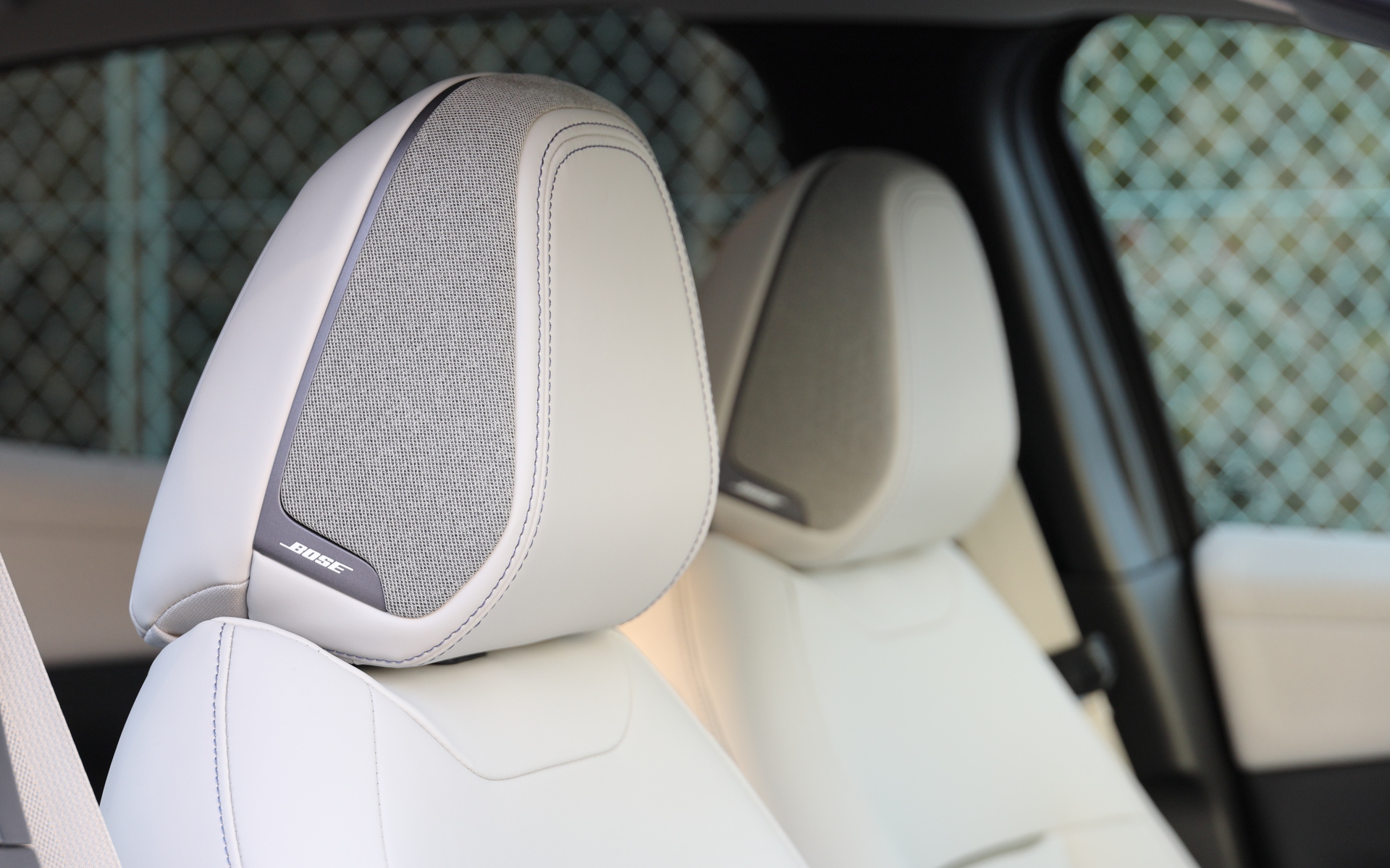 前後シート。Boseパーソナルプラスサウンドシステム（10スピーカー、運転席用アナウンス）搭載モデルはフロントシートのヘッドレストにスピーカーが備わる