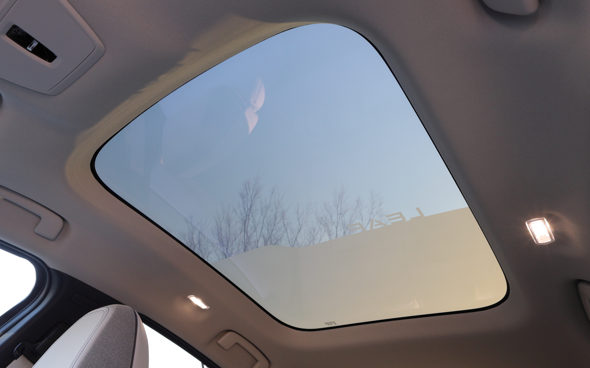 新型リーフでは日産初の調光パノラミックガラスルーフ（遮熱機能付）を採用。電子調光技術によりボタン1つでガラスの透明度を変えられ、遮熱機能も持たせている