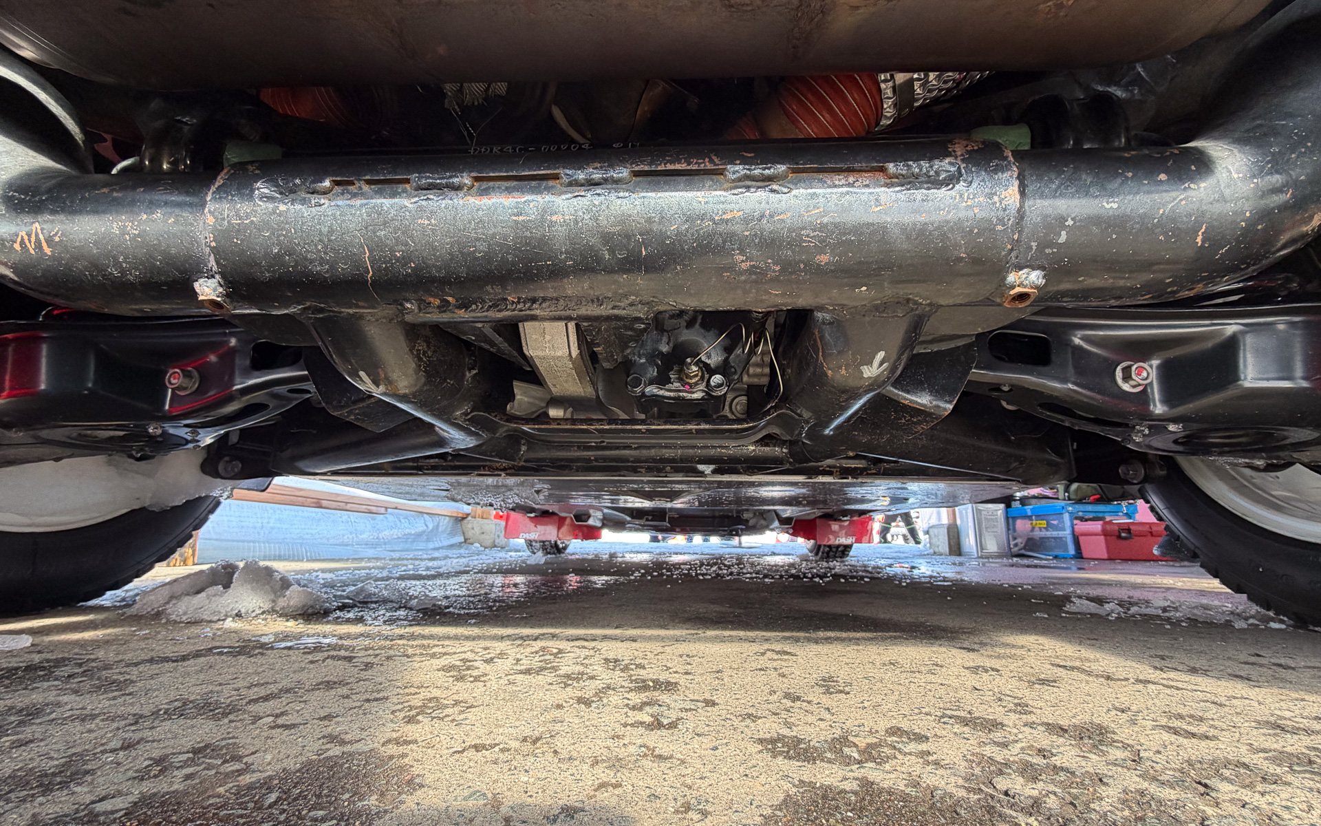 エンジン下部のリターン機構。このギヤで前方へ駆動力を持っていく