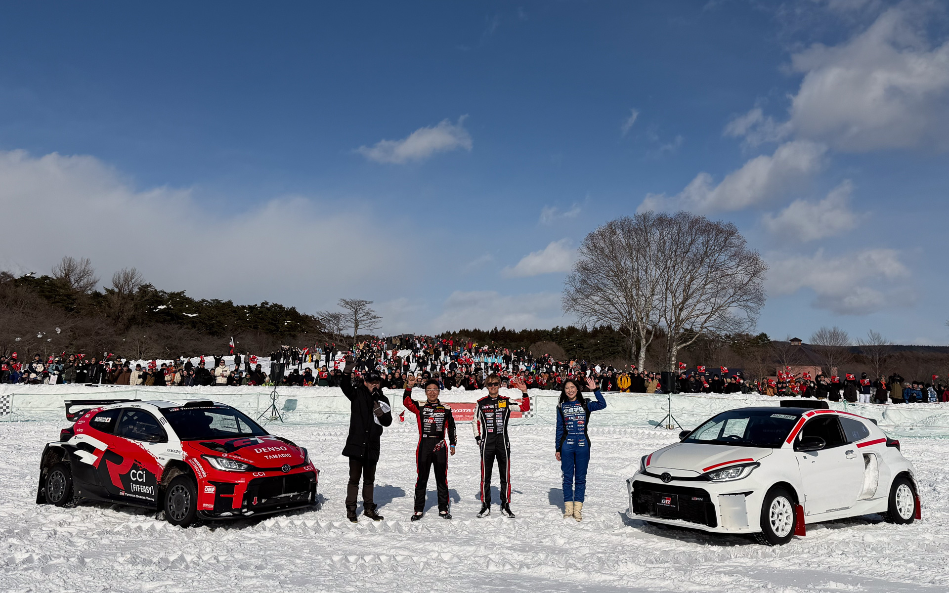 ラリー2とデモランを行なっての記念写真。多くの観客が集まった