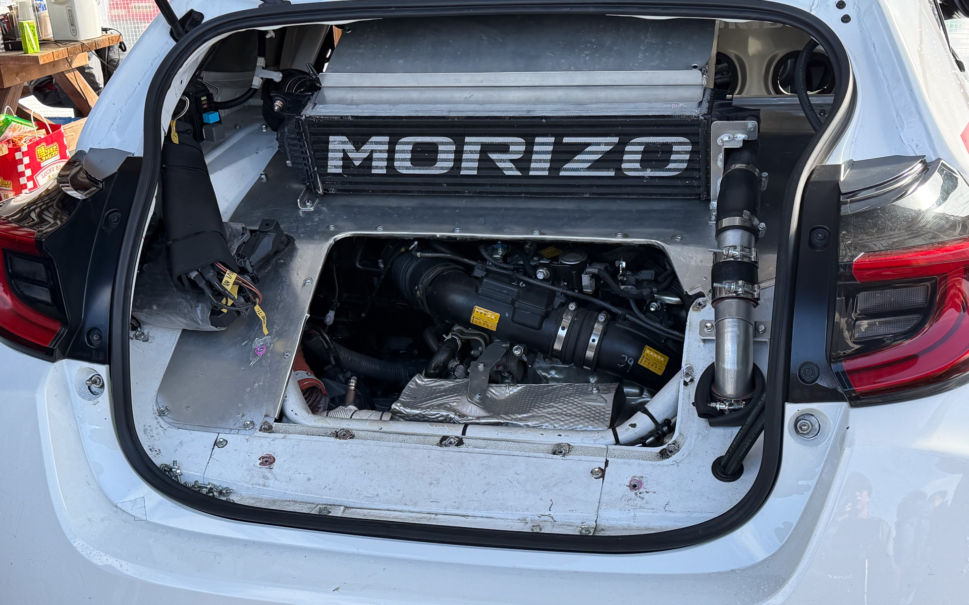 GRヤリスMコンセプトの後部に搭載された1.6リッターエンジン。この構成でモリゾウ選手らが味見をして、2.0リッターエンジン搭載車に発展していった