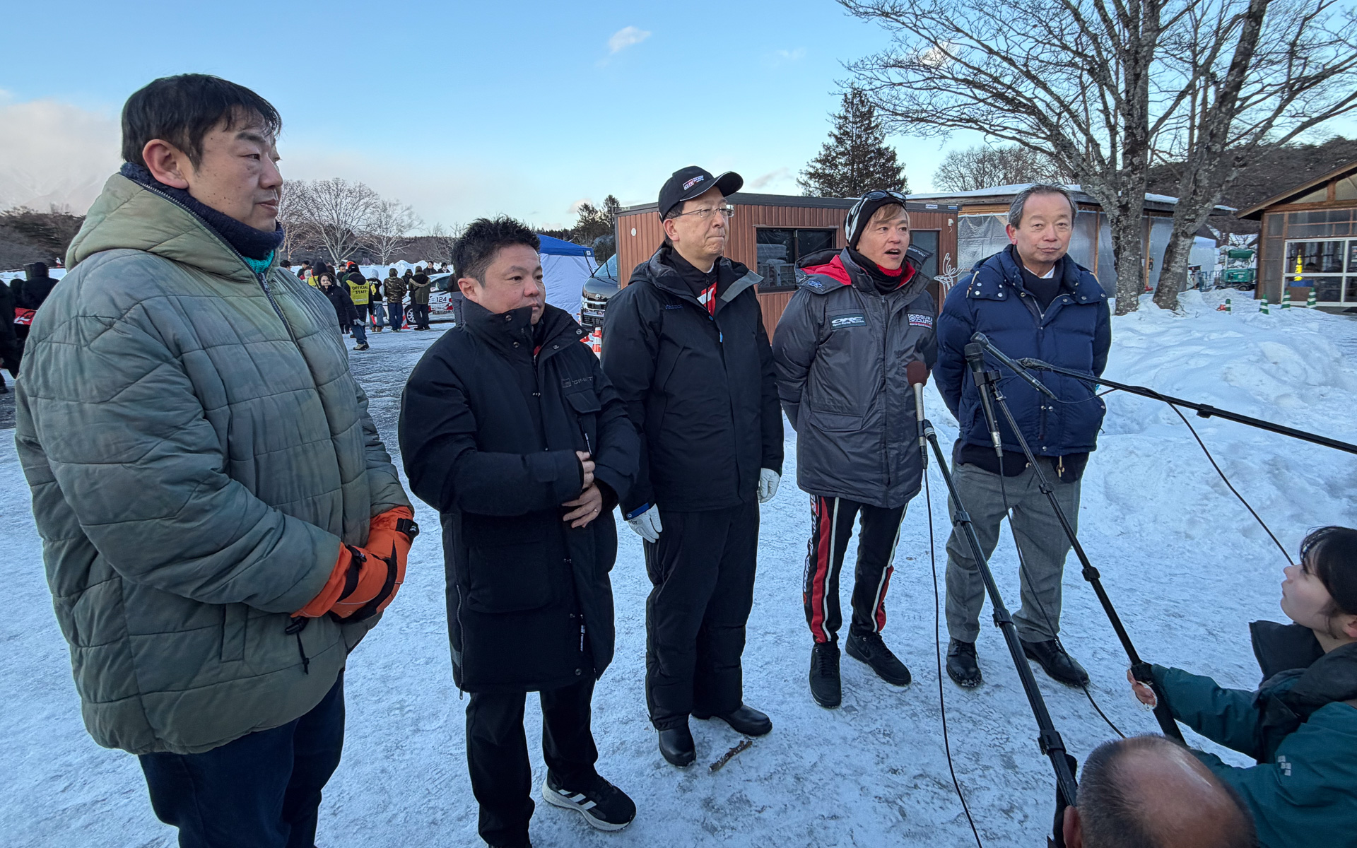 ラリーチャレンジのプレイベントである岩手大会のセレモニアルスタートを終え、大会運営関係者らが囲み取材に答える。左から、岩手トヨペット 代表取締役社長 元持雅行氏、TOYOTA GAZOO Racing プレジデント 高橋智也氏、岩手県 達増拓也知事、レーシングドライバー 佐々木雅弘選手、小岩井農場 代表取締役社長 辰巳俊之氏