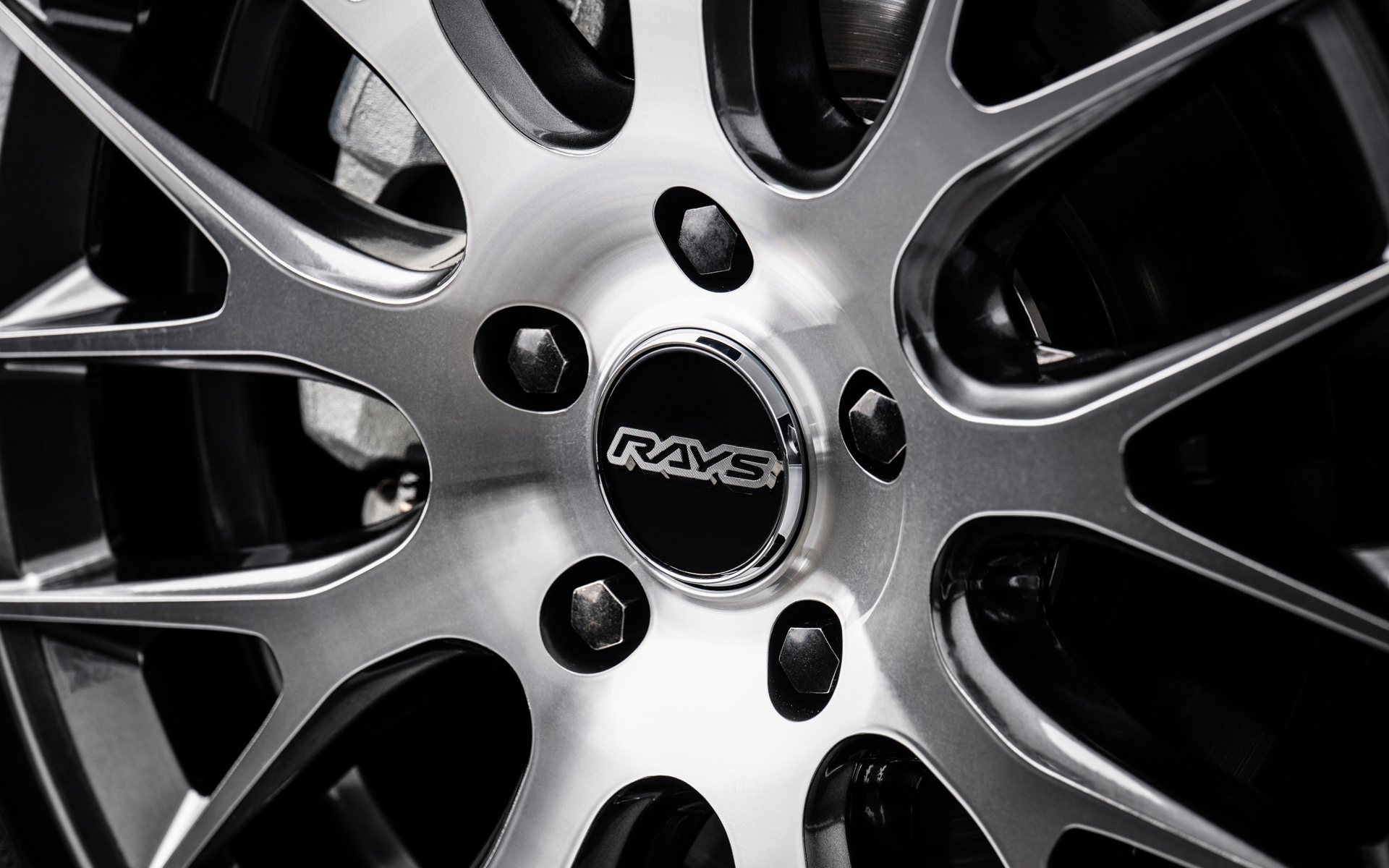 黒で締めたセンターキャップを付属