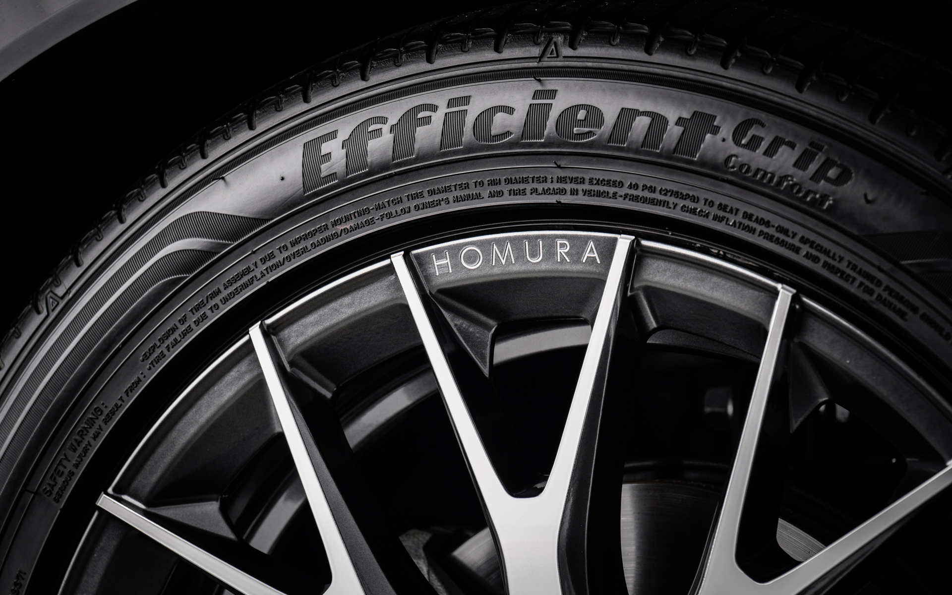 リムにはA.M.T.によりロゴが彫り込まれている