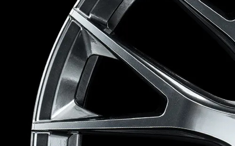 リムエンドは“スクエア（四角形）×ヘキサゴン（六角形）”デザインを採用