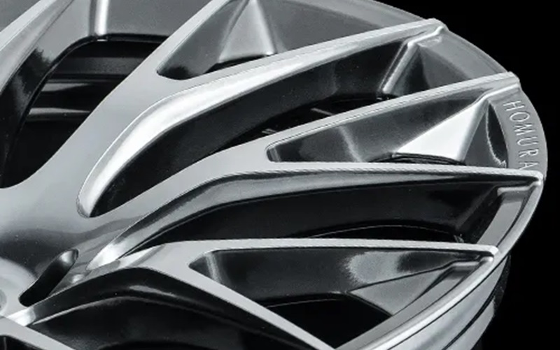 エッジ感のある力強い風格を実現するサーフェイス断面