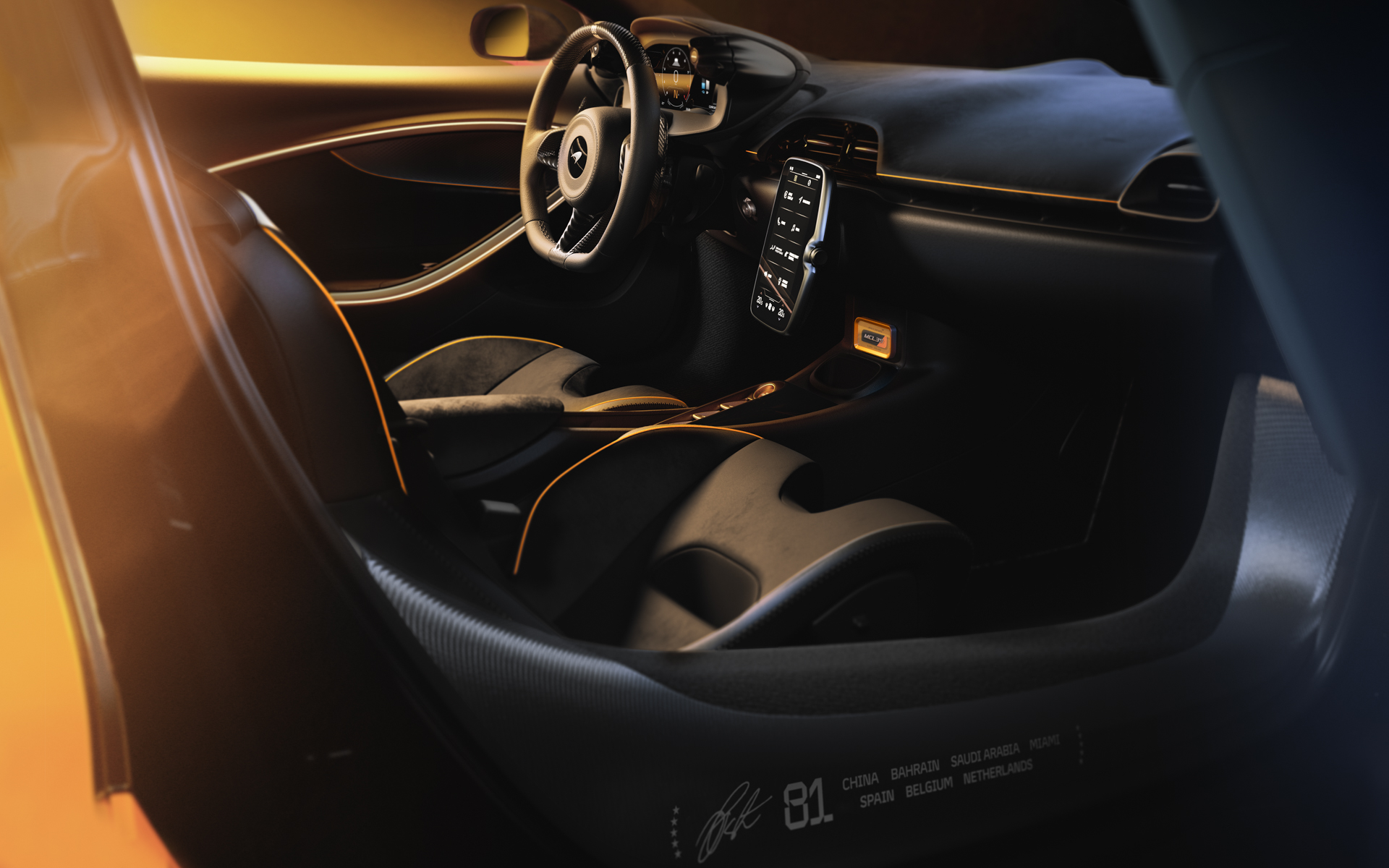 内装はマクラーレン・ビジョンオレンジのパイピングでアクセントが加えられている