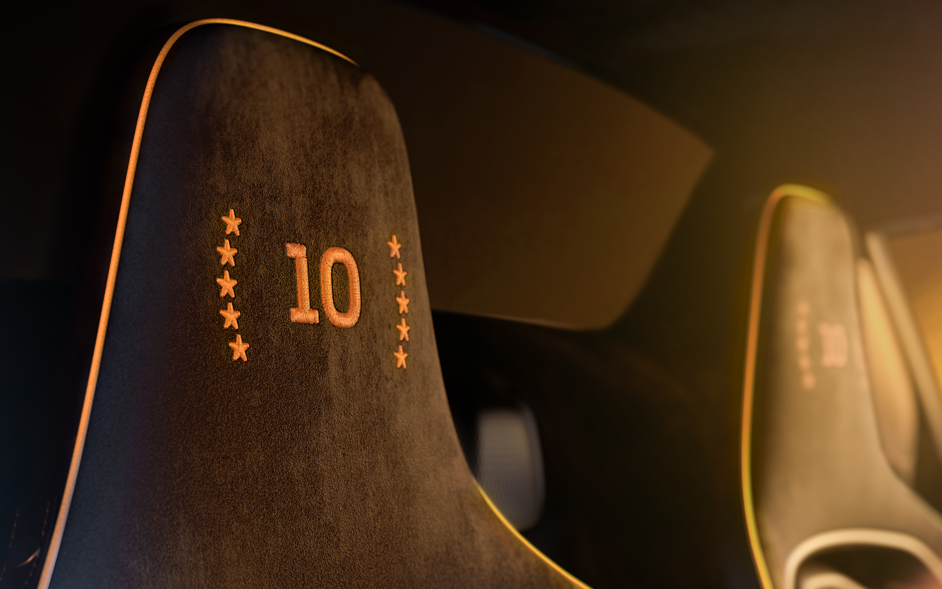 ヘッドレストにはオレンジ色で“10”の刺繍が入る