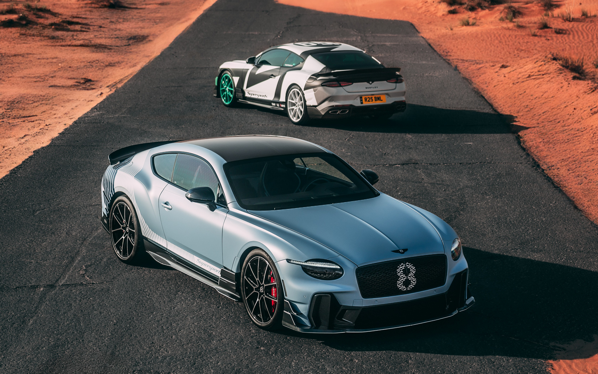 手前がベントレーの新型スーパースポーツ、奥が映像に出てくる特別モデル「スーパースポーツ#199」