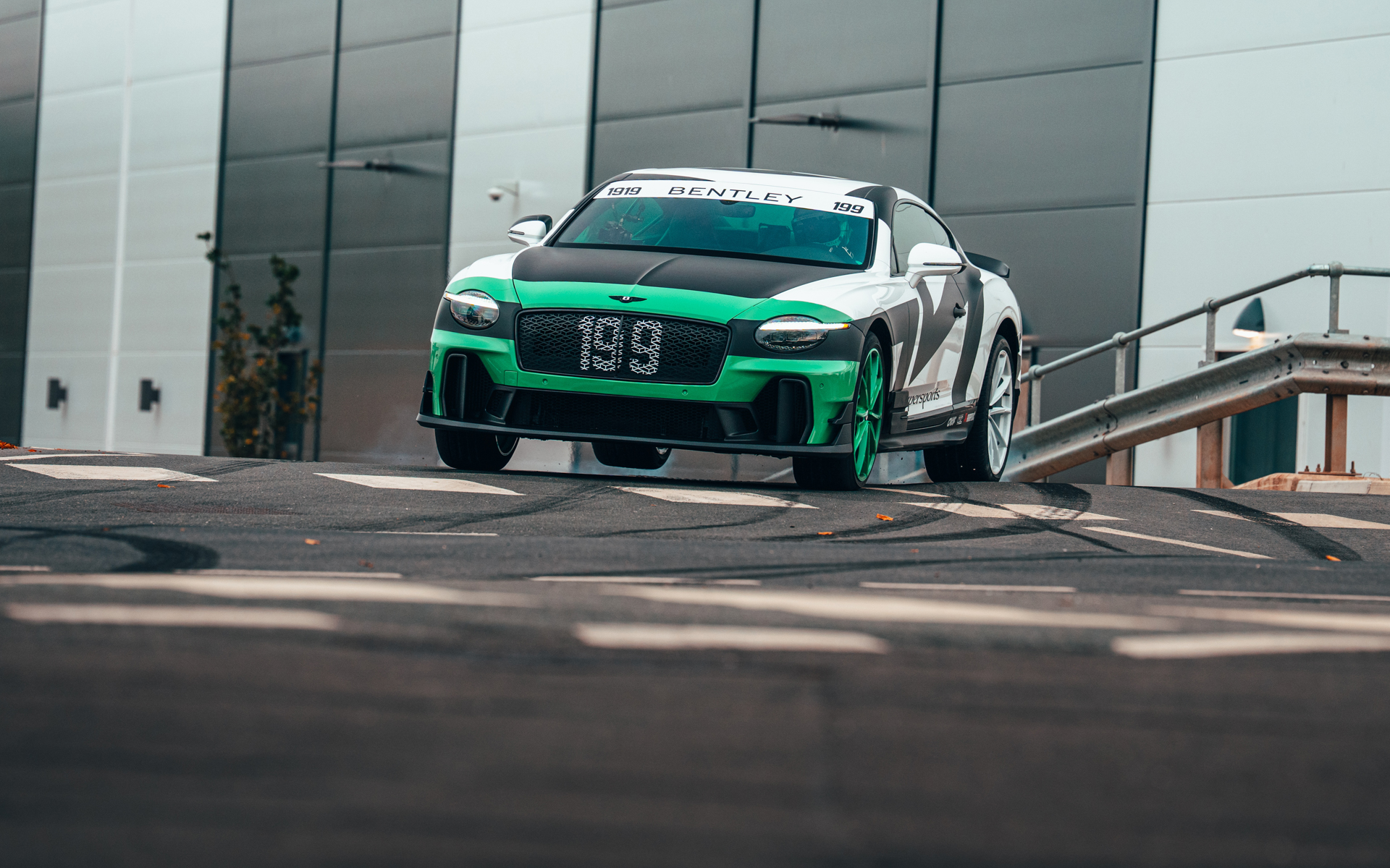 映像「スーパースポーツ：FULL SEND」で爆走するスーパースポー#199