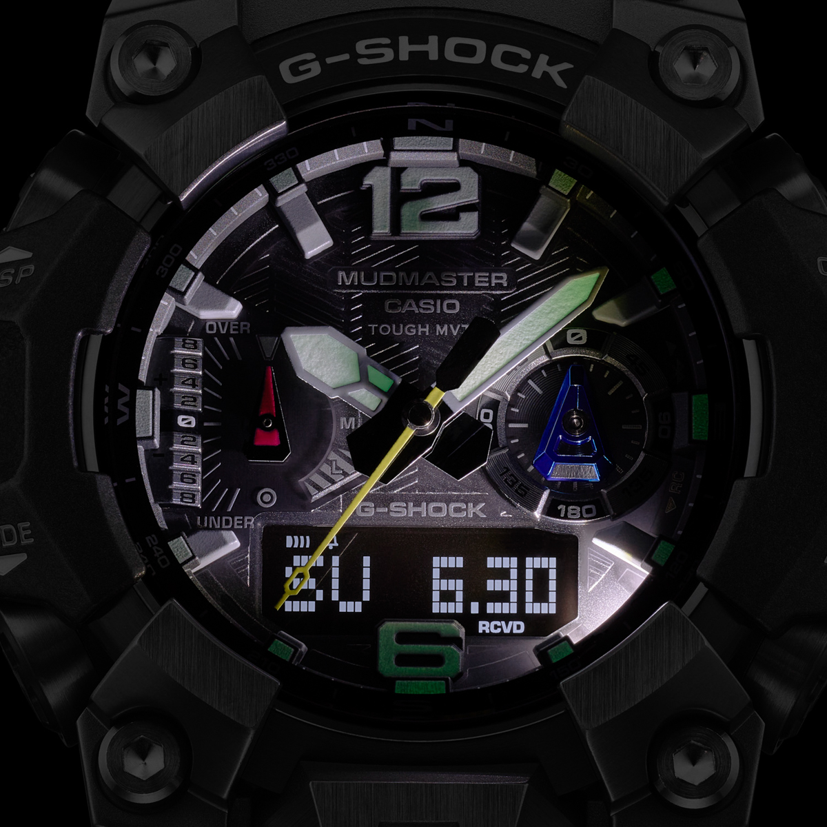 傷に強く透明度が高いサファイアガラスに反射防止コーティングを施し、クリアな視界を確保。高輝度なフルオートダブルLEDライトで暗所での視認性も向上