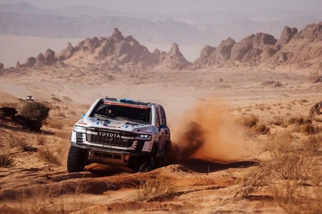 ダカールラリー参戦中の「ランクルーザー300 GR SPORT ダカールラリー2026仕様車」