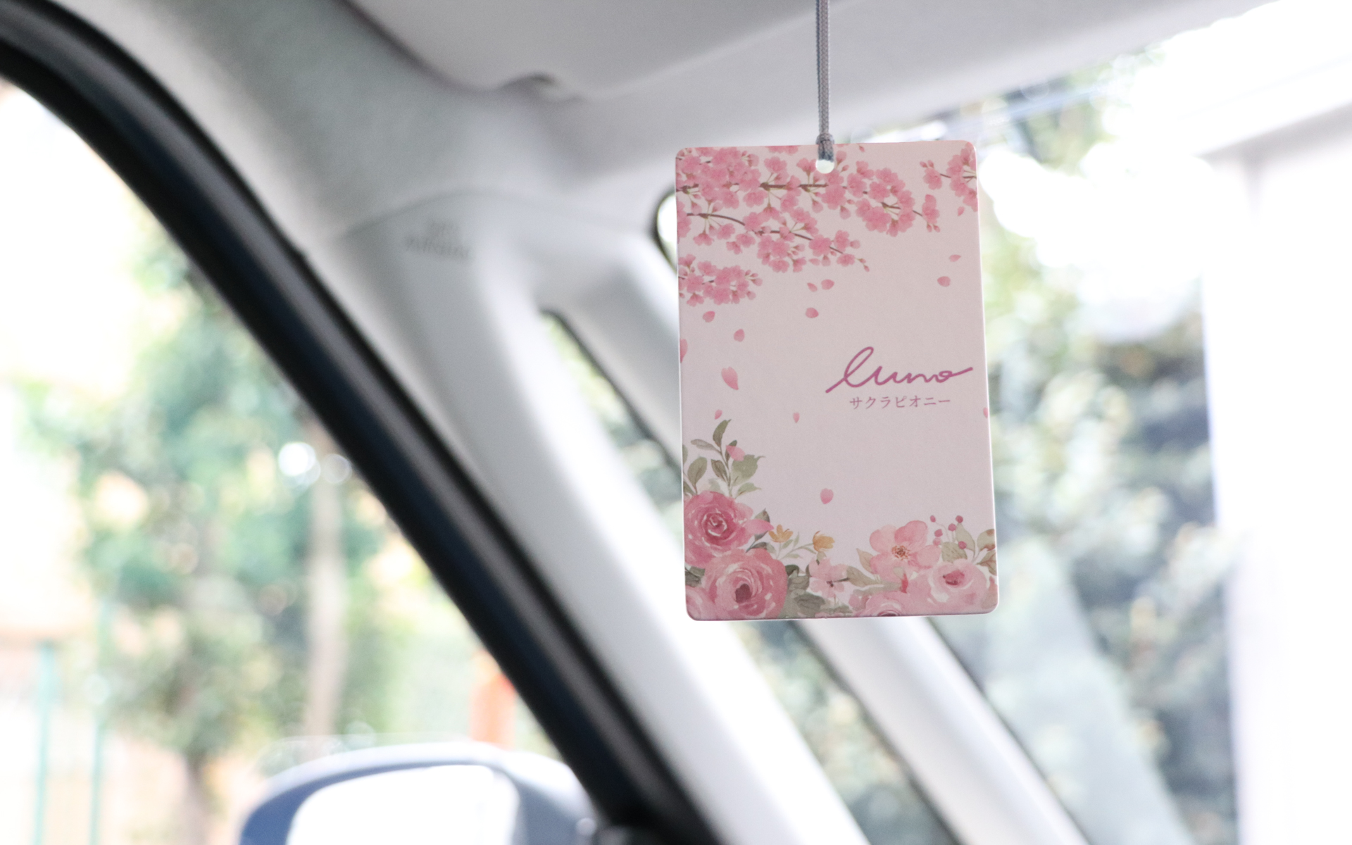 吊るす場所はルームミラーやアシストグリップなど運転のさまたげにならない場所限定