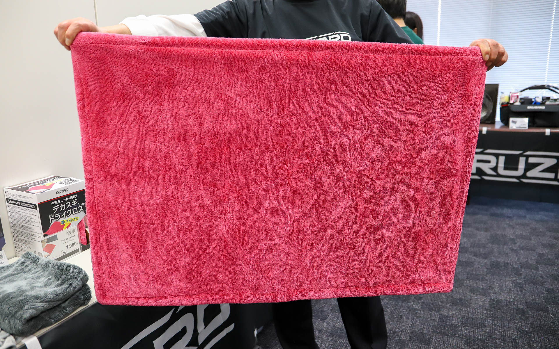 デカスギドライクロスはその名の通りかなりデカい。手では絶対に絞れないので、使ったら洗濯機で洗濯＆脱水をするのがオススメだそう。ちなみに、ネコソギドライクロスも手で絞るのは難しいため、手で絞りたい派の人に向けて片面ネコソギドライクロスをラインアップしているとのことだ