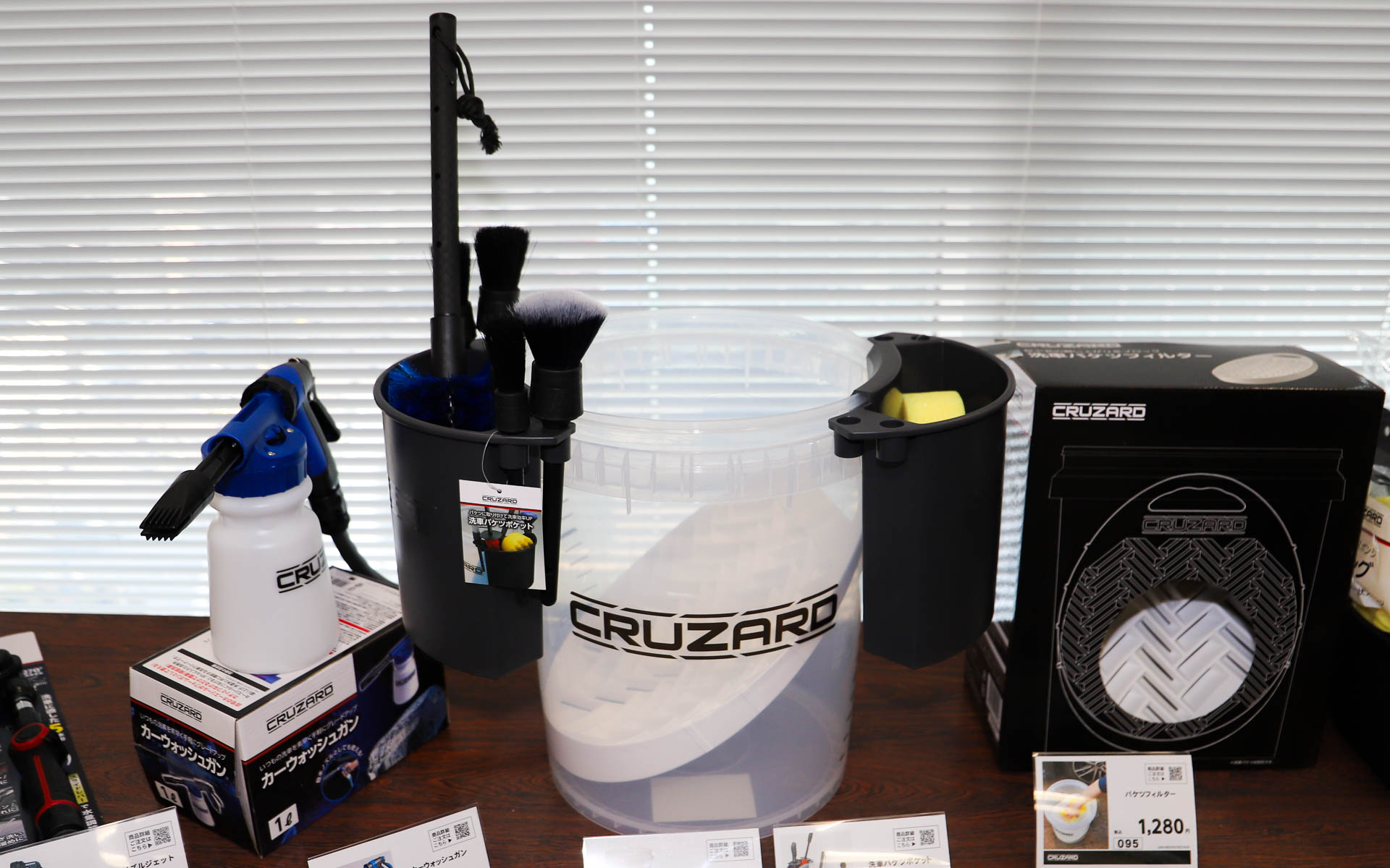 20Lの大容量「洗車用バケツ」（998円）も人気アイテム。ぴったりはまってブラシやスポンジの水切りができ、使わないときはバケツに収納できる「洗車バケツポケット」（798円）や、バケツ内の砂や泥の舞い上がりをブロックでき、スポンジの砂や泥を落とせる「バケツフィルター」（1280円）とセットで使うと洗車がはかどる