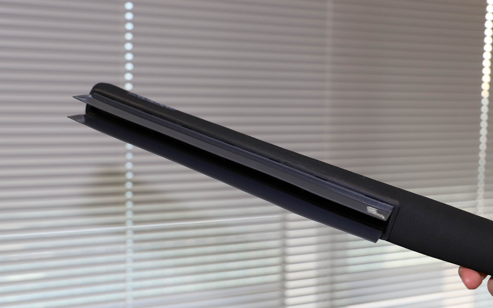 「Wブレード水切りワイパー」（1580円）。2枚刃で広い面でも手早く水切りでき、拭き上げを楽にする