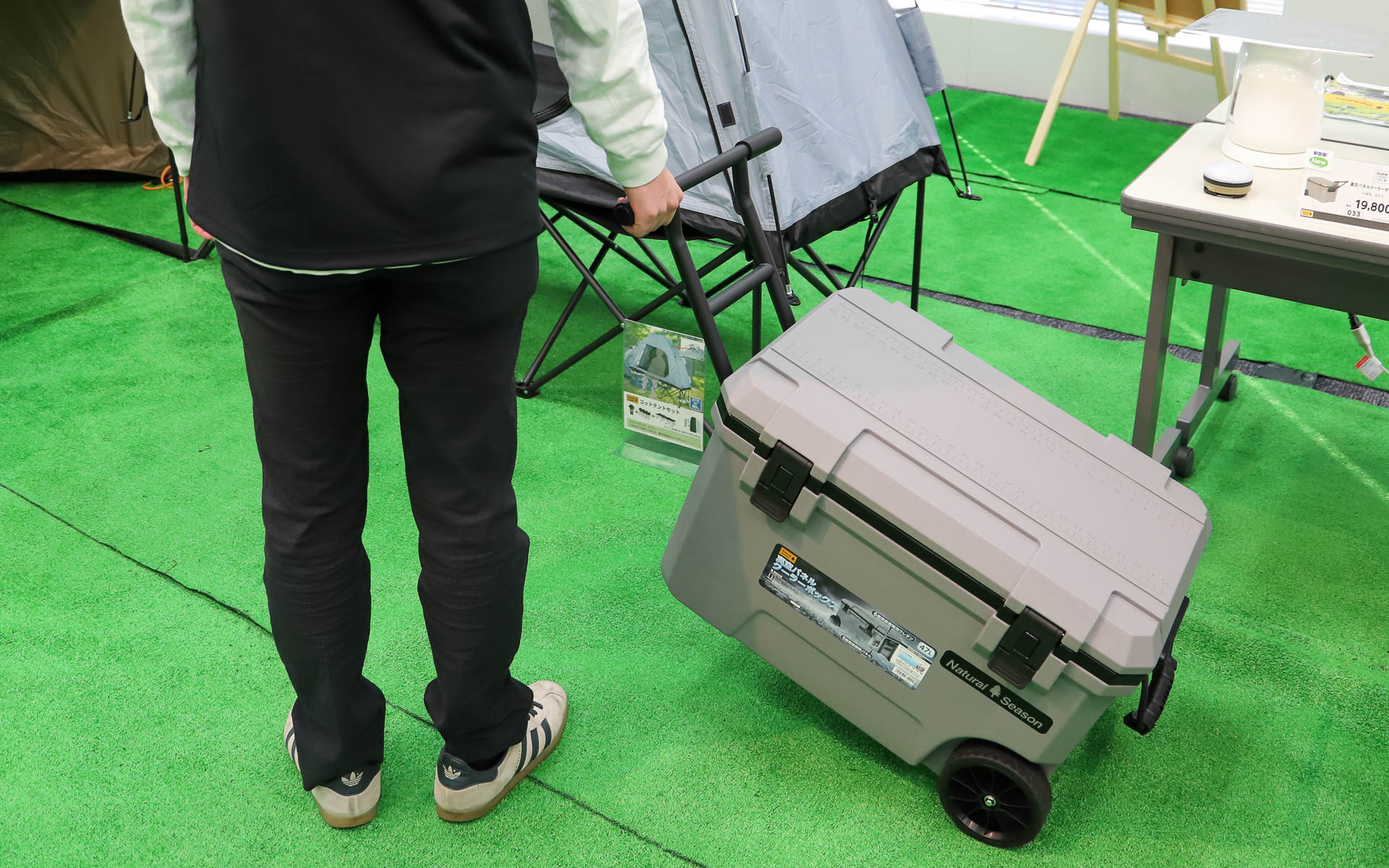 「真空パネル クーラーボックス」は、15L（9980円）、22L（1万2800円）、36L（1万4800円）、47L（1万9800円）の4サイズをラインアップ。36Lと47Lは「キャリークーラーボックス」となり、持ち手と車輪が付く。冷蔵庫に使われている真空パネル仕様で圧倒的な保冷性能を誇る。釣り用としても使えるため、フタには釣った魚のサイズが測れるように目盛りが刻まれている