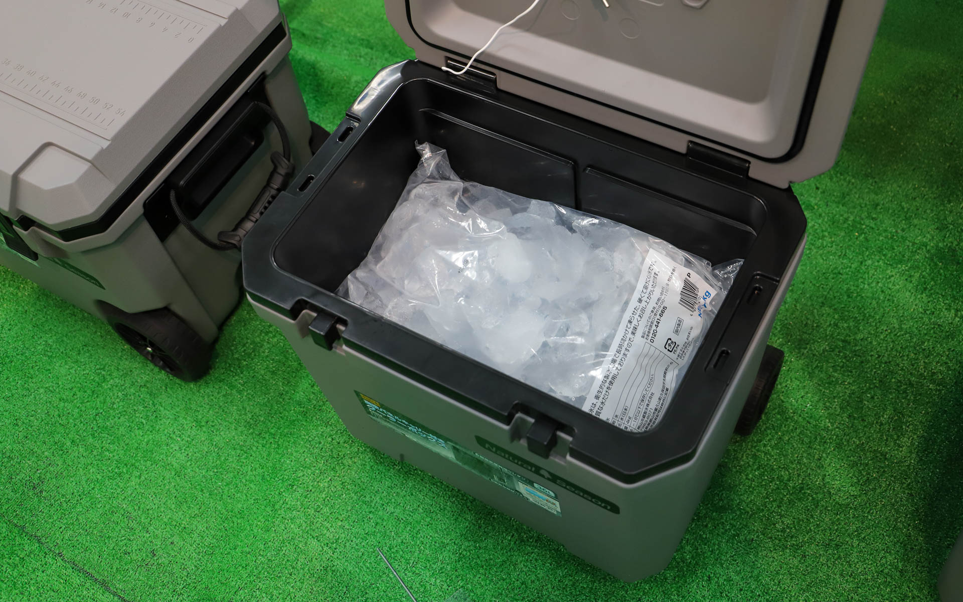 「真空パネル クーラーボックス」は、15L（9980円）、22L（1万2800円）、36L（1万4800円）、47L（1万9800円）の4サイズをラインアップ。36Lと47Lは「キャリークーラーボックス」となり、持ち手と車輪が付く。冷蔵庫に使われている真空パネル仕様で圧倒的な保冷性能を誇る。釣り用としても使えるため、フタには釣った魚のサイズが測れるように目盛りが刻まれている