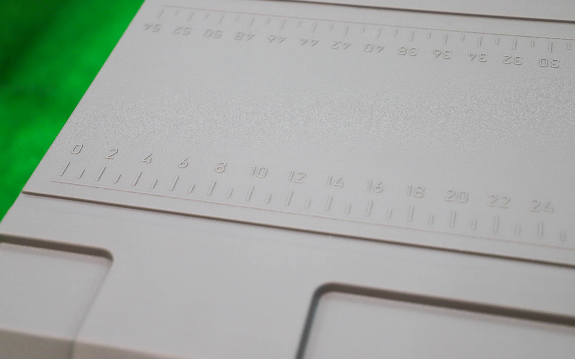 「真空パネル クーラーボックス」は、15L（9980円）、22L（1万2800円）、36L（1万4800円）、47L（1万9800円）の4サイズをラインアップ。36Lと47Lは「キャリークーラーボックス」となり、持ち手と車輪が付く。冷蔵庫に使われている真空パネル仕様で圧倒的な保冷性能を誇る。釣り用としても使えるため、フタには釣った魚のサイズが測れるように目盛りが刻まれている