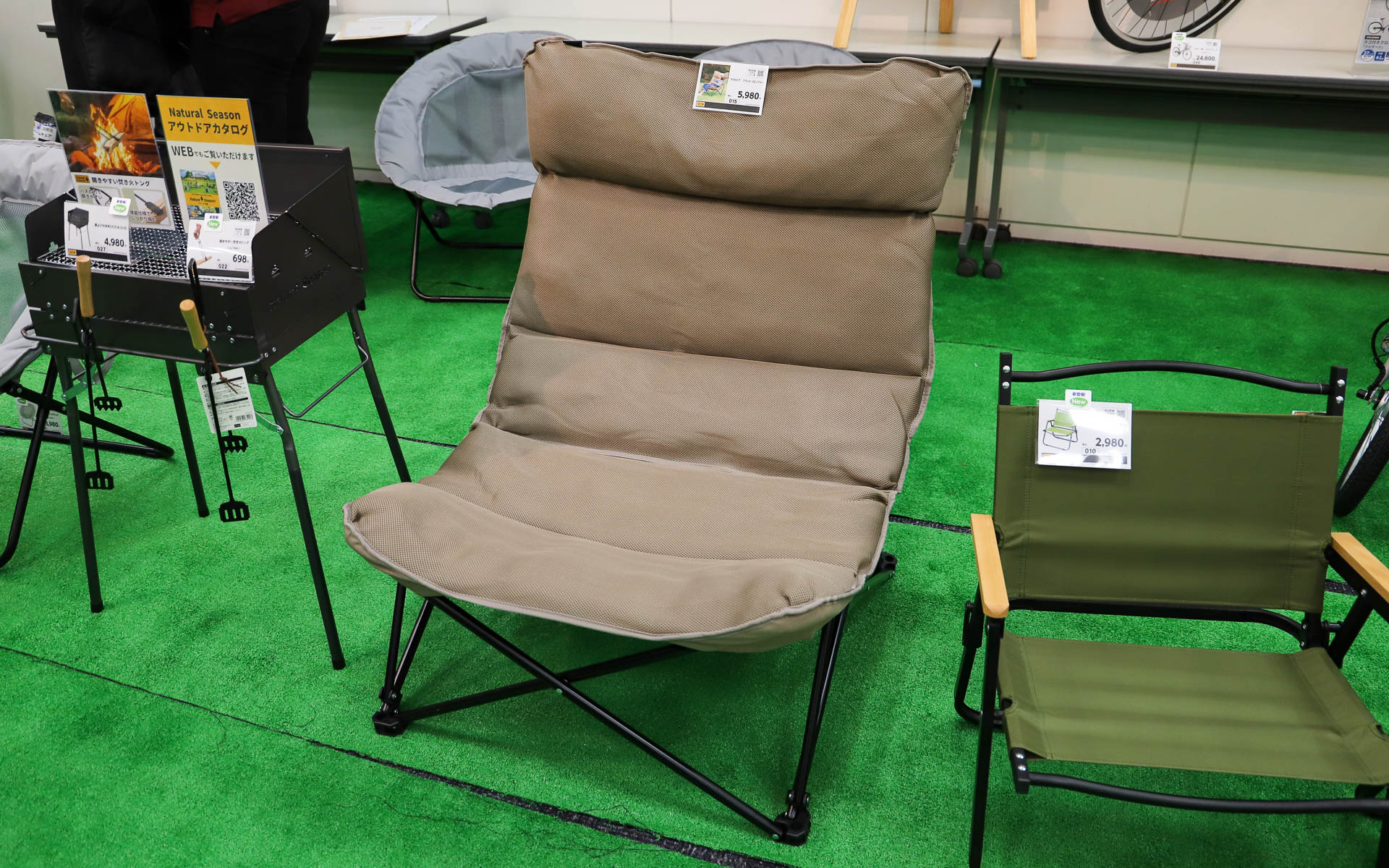 「アウトドアフラットローソファ」（5980円）。クッションがふかふかで幅広なため、ゆったり座れる。コンパクトに折りたたんで持ち運びもでき、背面にはポケットがあり収納袋を入れられる。サーキットに持って行ったら優雅に観戦できそう