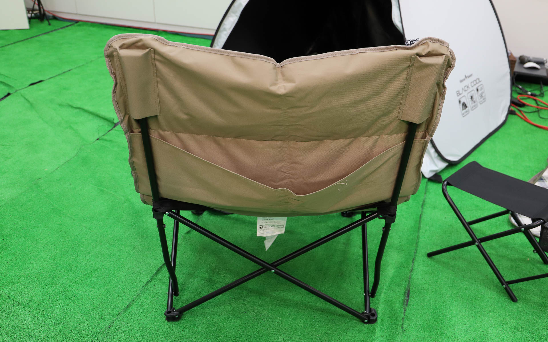 「アウトドアフラットローソファ」（5980円）。クッションがふかふかで幅広なため、ゆったり座れる。コンパクトに折りたたんで持ち運びもでき、背面にはポケットがあり収納袋を入れられる。サーキットに持って行ったら優雅に観戦できそう