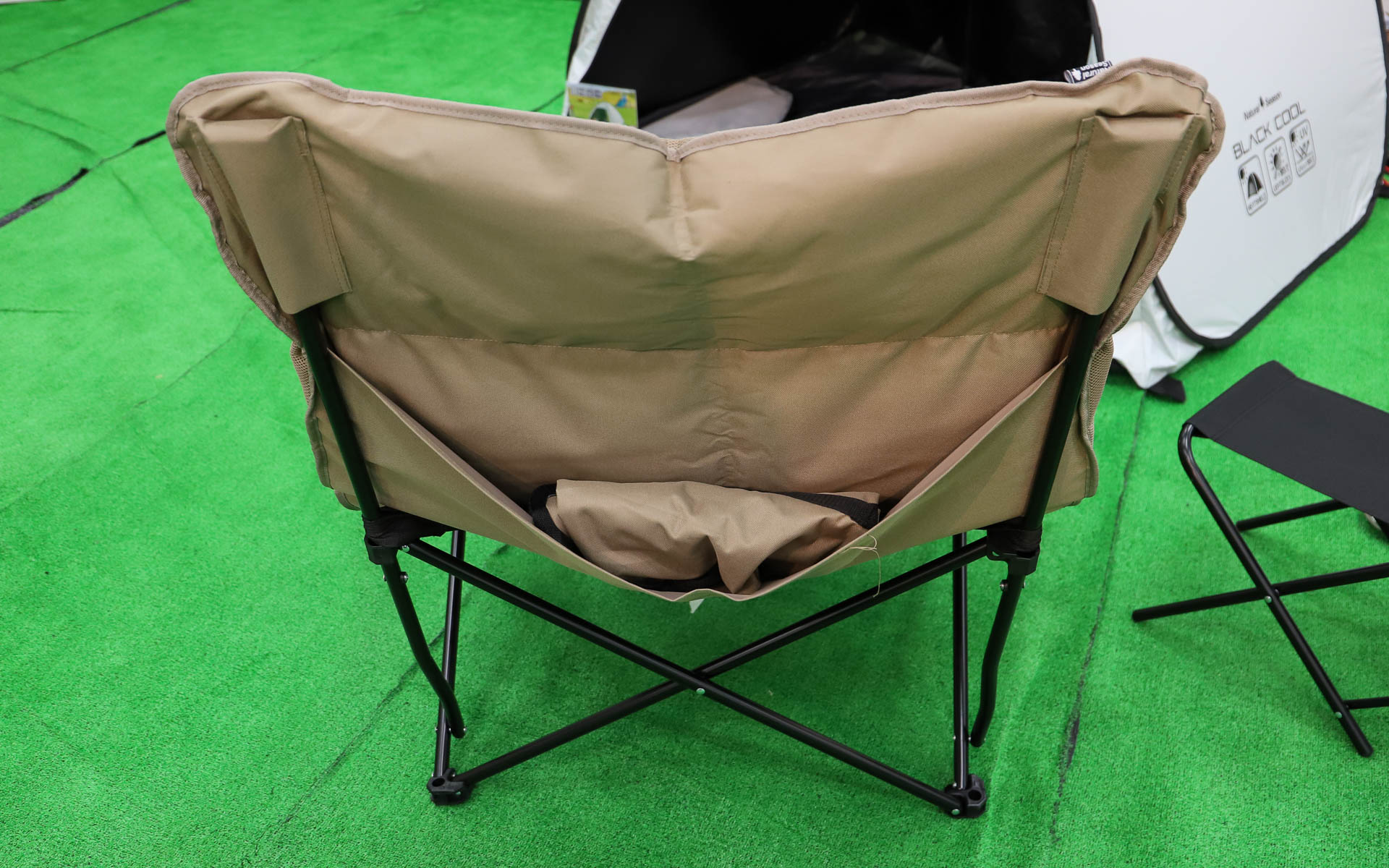 「アウトドアフラットローソファ」（5980円）。クッションがふかふかで幅広なため、ゆったり座れる。コンパクトに折りたたんで持ち運びもでき、背面にはポケットがあり収納袋を入れられる。サーキットに持って行ったら優雅に観戦できそう