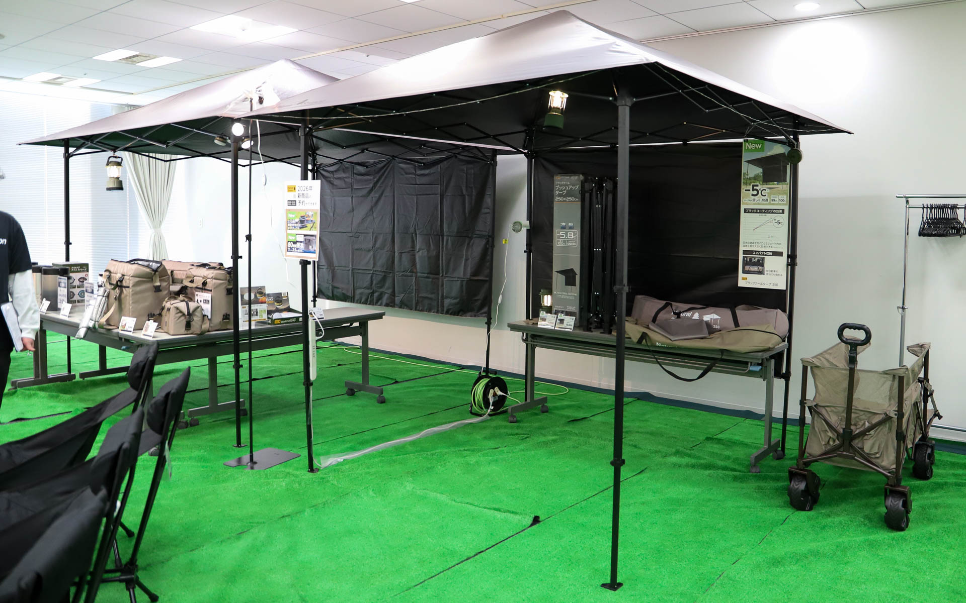 「ブラッククールプッシュアップタープ」（250サイズ1万5800円/300サイズ1万9800円）。内側を遮熱性能に優れたブラッククールコーティング仕様とすることで厳しい日差しを遮断し、タープ内は－5.8℃になるという。UVカット率は99.9％。折りたたむとコンパクトになって、軽自動車にもラクラク積み込める