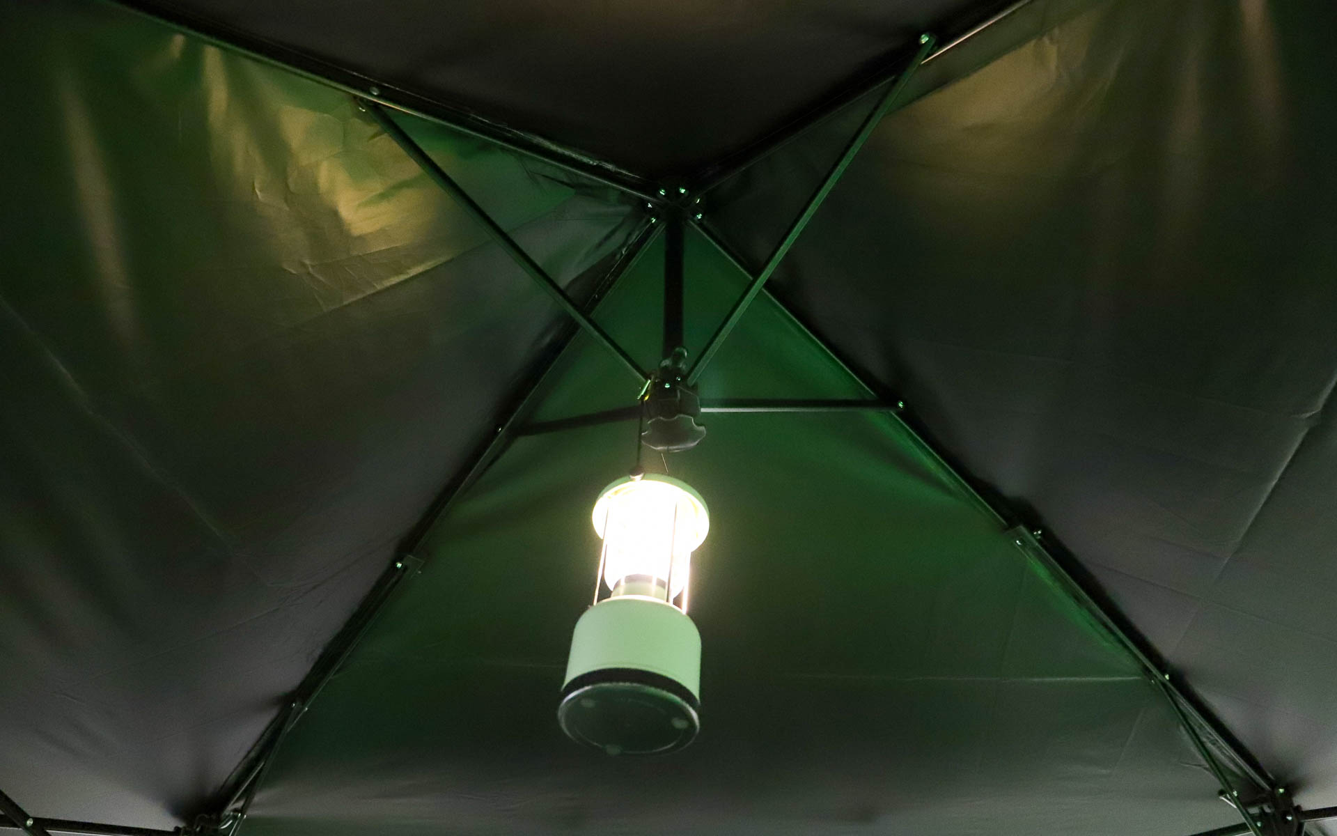 「ブラッククールプッシュアップタープ」（250サイズ1万5800円/300サイズ1万9800円）。内側を遮熱性能に優れたブラッククールコーティング仕様とすることで厳しい日差しを遮断し、タープ内は－5.8℃になるという。UVカット率は99.9％。折りたたむとコンパクトになって、軽自動車にもラクラク積み込める