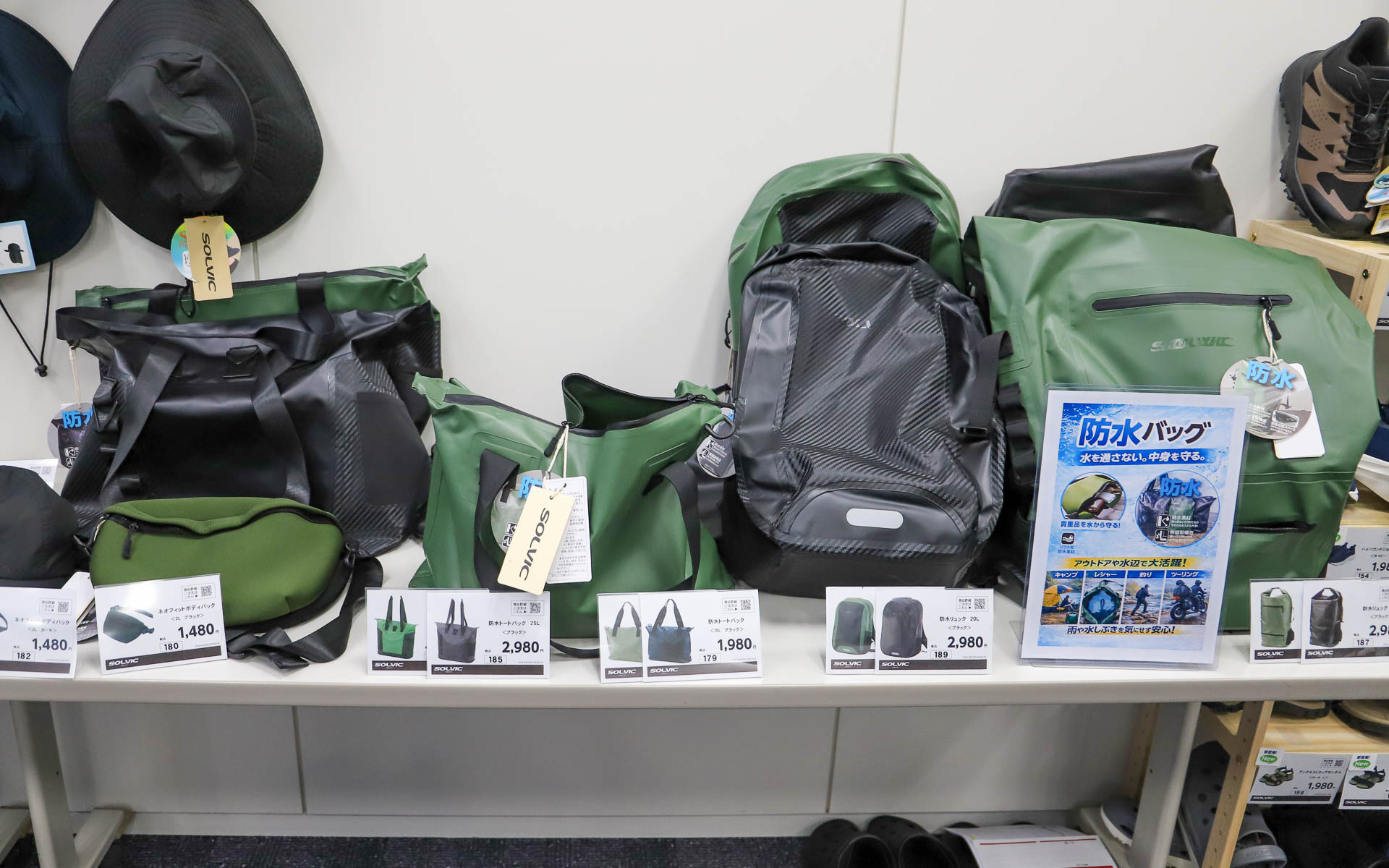 防水バッグは大小さまざまなサイズを設定。トートバッグは15L（1980円）と25L（2980円）、リュックは20L（2980円）と30L（2980円）をラインアップし、カラーはそれぞれカーキとブラックを用意する。外側だけでなく内側も防水加工されているので、水を入れても漏れない。そのため、釣具やキャンプ用品などを汚れたままバッグに入れて持ち運べる。お手入れは水で汚れを流せばOK