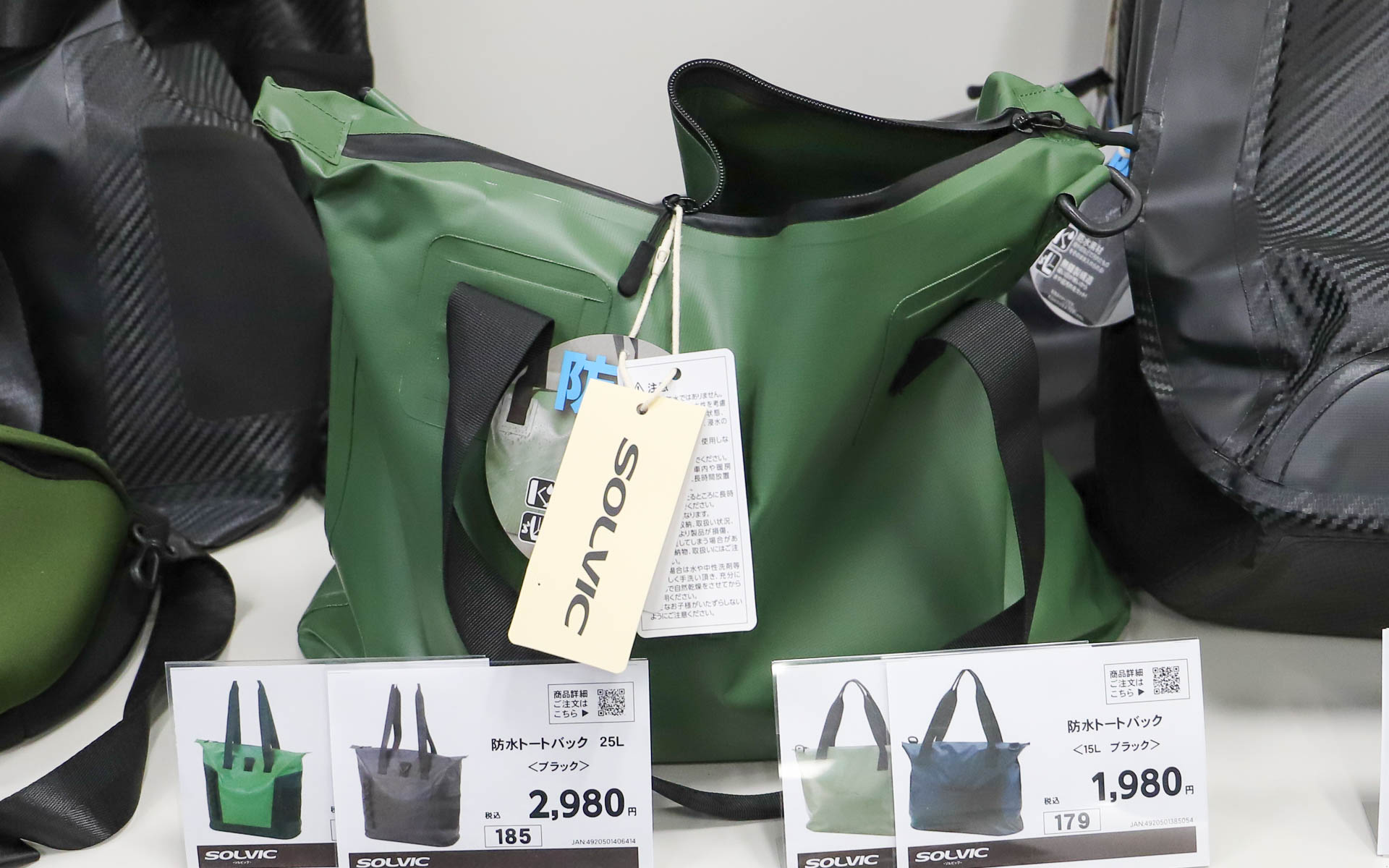 防水バッグは大小さまざまなサイズを設定。トートバッグは15L（1980円）と25L（2980円）、リュックは20L（2980円）と30L（2980円）をラインアップし、カラーはそれぞれカーキとブラックを用意する。外側だけでなく内側も防水加工されているので、水を入れても漏れない。そのため、釣具やキャンプ用品などを汚れたままバッグに入れて持ち運べる。お手入れは水で汚れを流せばOK
