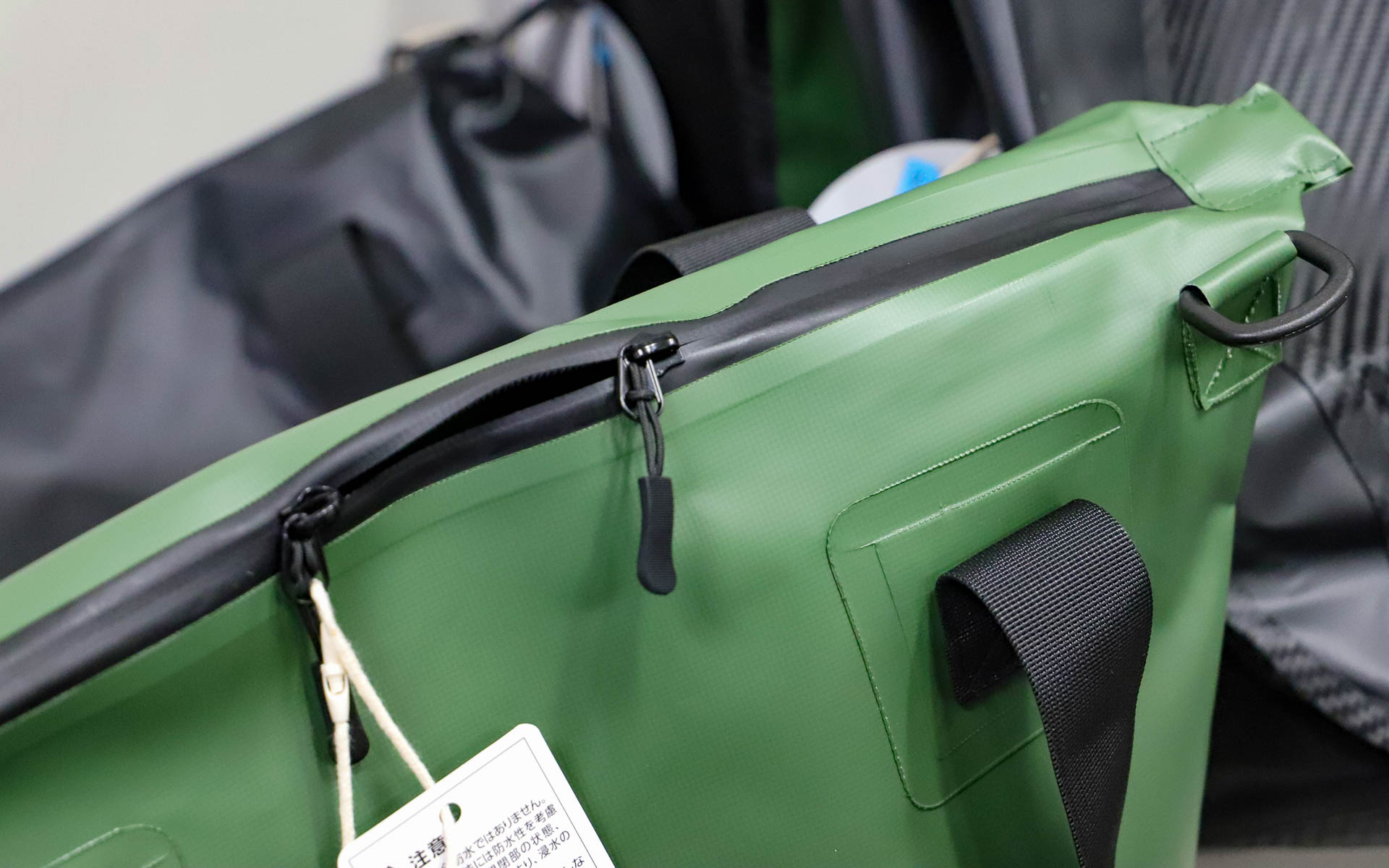 防水バッグは大小さまざまなサイズを設定。トートバッグは15L（1980円）と25L（2980円）、リュックは20L（2980円）と30L（2980円）をラインアップし、カラーはそれぞれカーキとブラックを用意する。外側だけでなく内側も防水加工されているので、水を入れても漏れない。そのため、釣具やキャンプ用品などを汚れたままバッグに入れて持ち運べる。お手入れは水で汚れを流せばOK