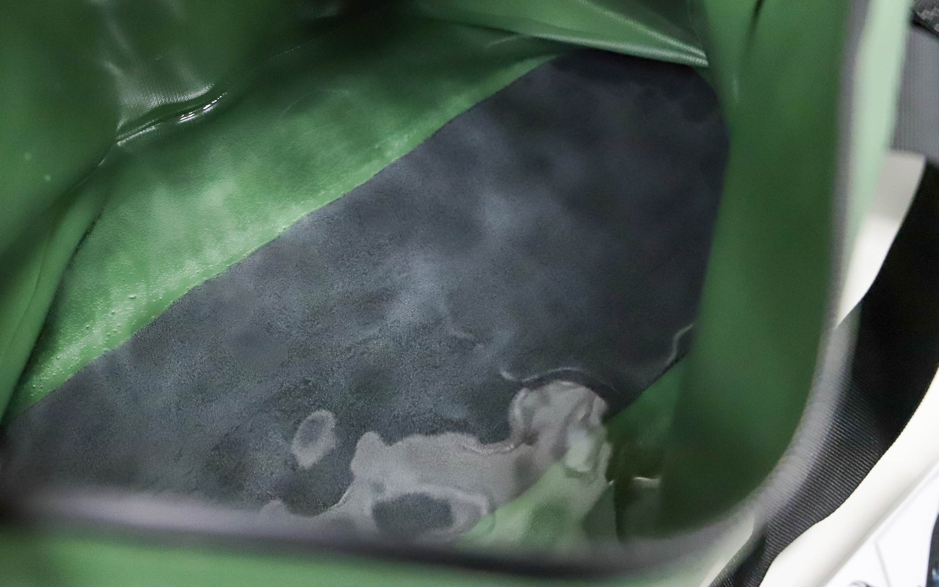 防水バッグは大小さまざまなサイズを設定。トートバッグは15L（1980円）と25L（2980円）、リュックは20L（2980円）と30L（2980円）をラインアップし、カラーはそれぞれカーキとブラックを用意する。外側だけでなく内側も防水加工されているので、水を入れても漏れない。そのため、釣具やキャンプ用品などを汚れたままバッグに入れて持ち運べる。お手入れは水で汚れを流せばOK