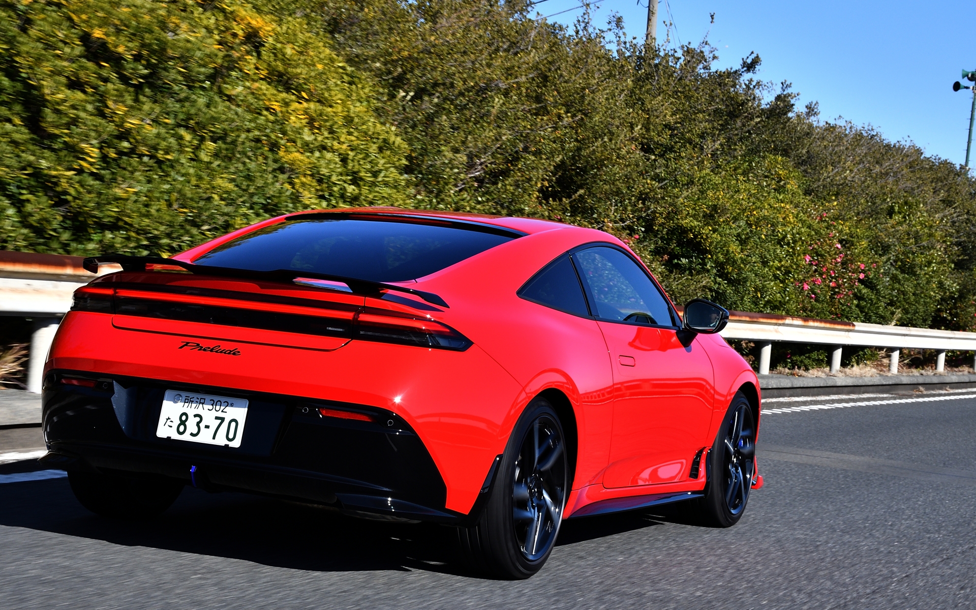 先代のような大型ではなくコンパクトサイズだが、立体感のある造形が特徴の「テールゲートスポイラー」は7万1500円