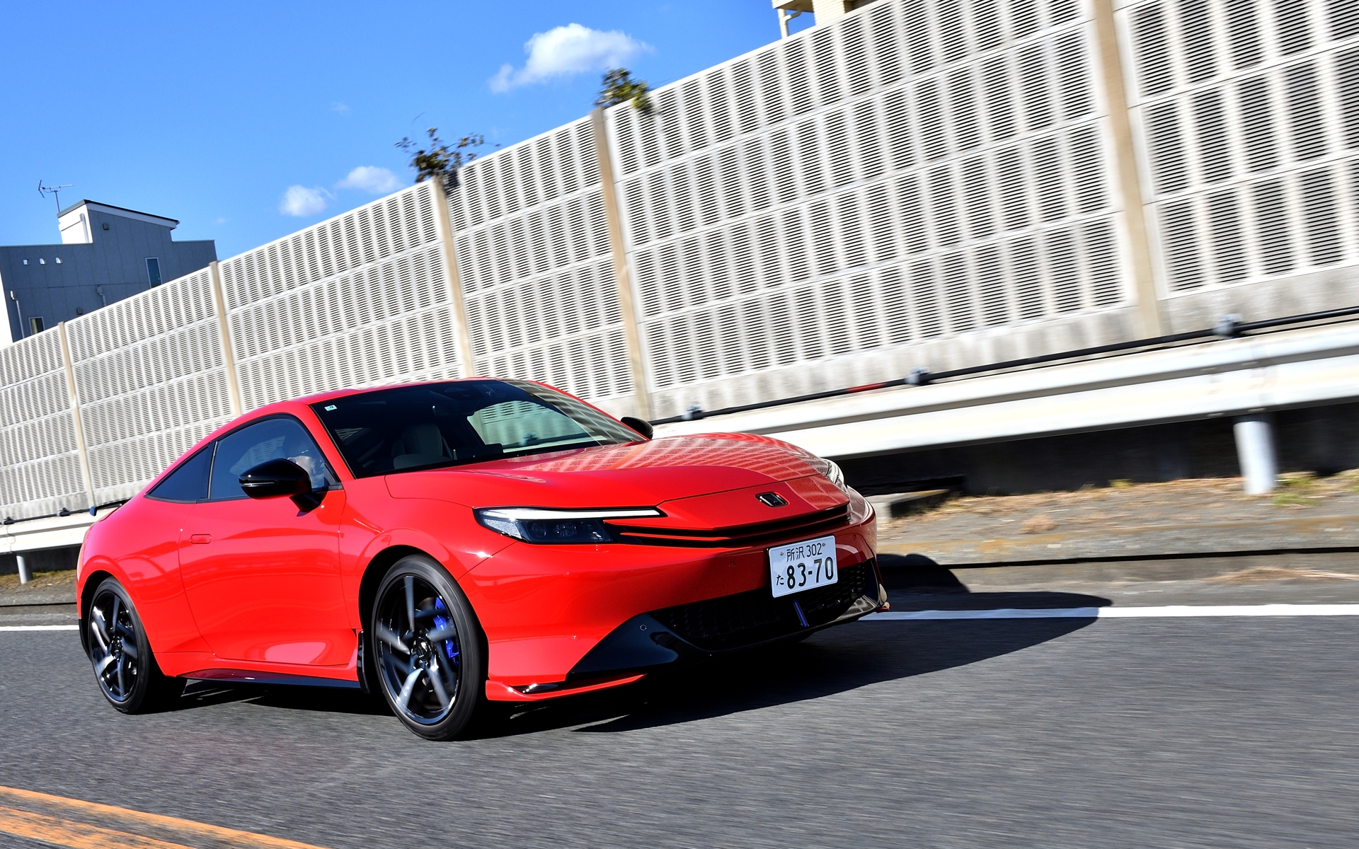 グリルに装着するフロントグリルモールディング（フレームレッド）は3万3000円。また、フロントバンパー下部に装着する「フロントロアスカート（ベルリナブラック仕様）」は左右分割タイプで5万5000円～5万8300円