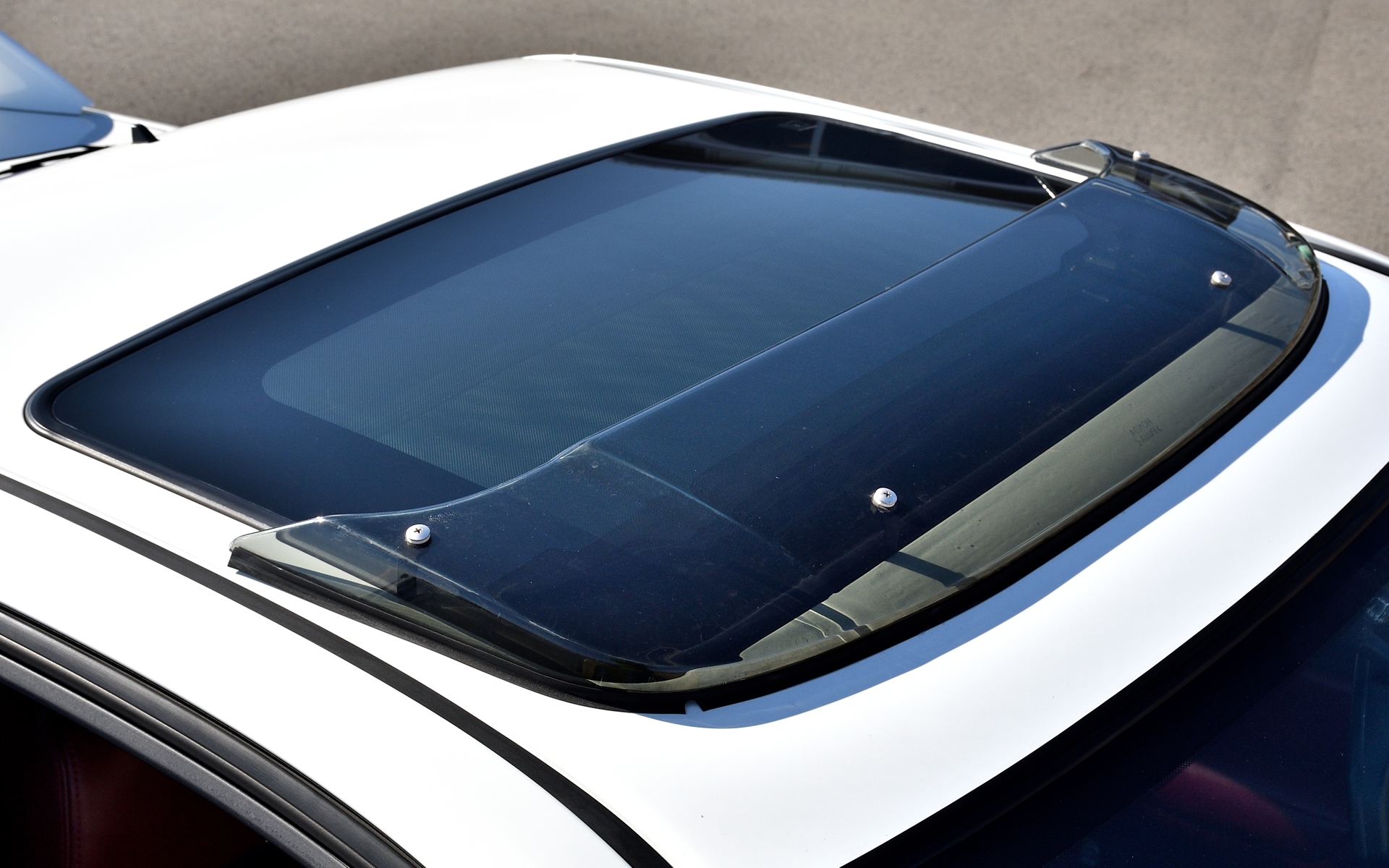 ホンダアクセスが開発した純正アクセサリー「サンルーフバイザー」はアクリル製だ