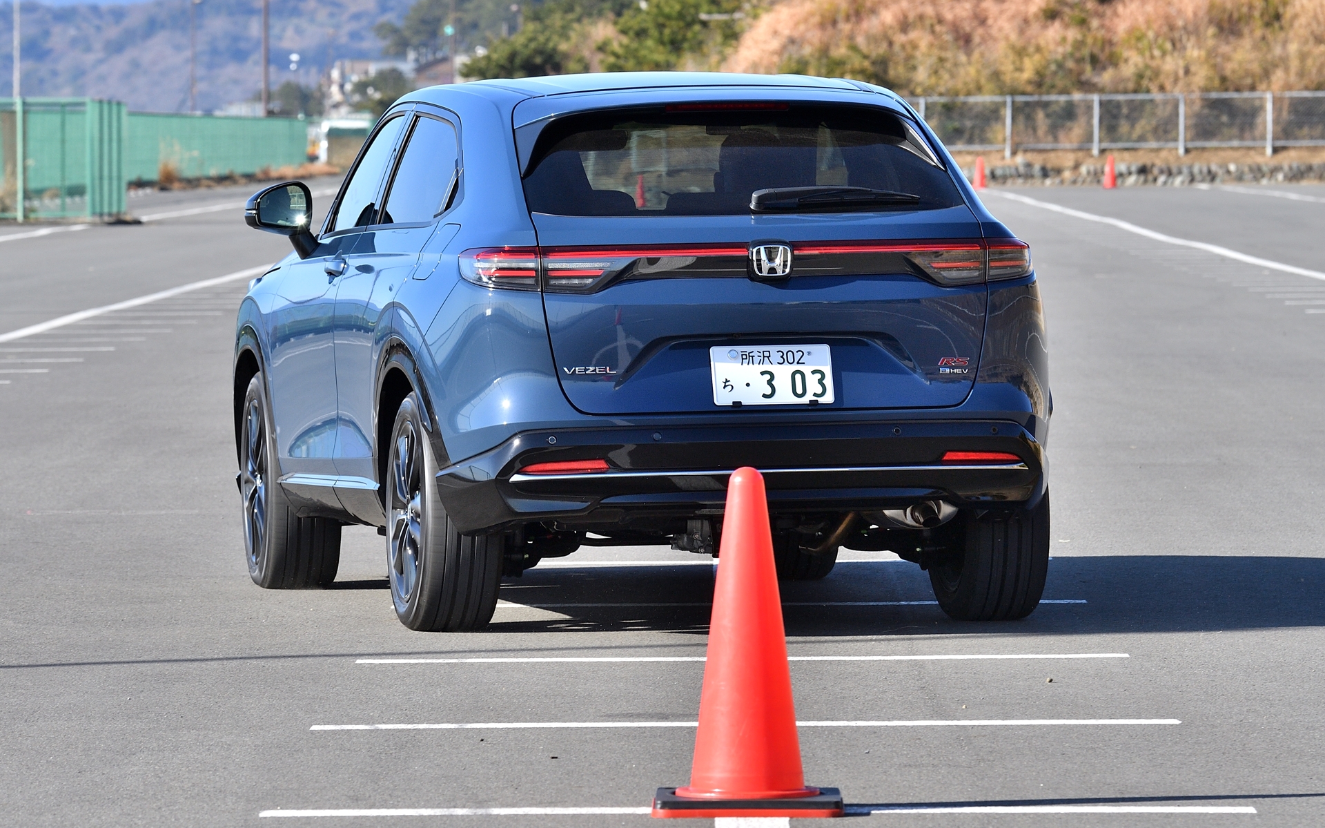 最初に純正ホイールでパイロンスラロームを行ない感触を確認