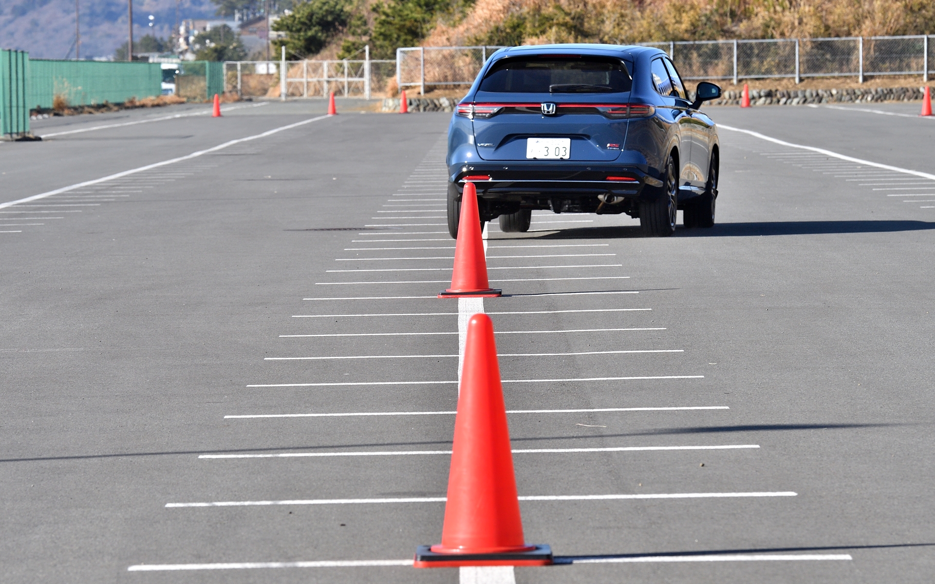最初に純正ホイールでパイロンスラロームを行ない感触を確認