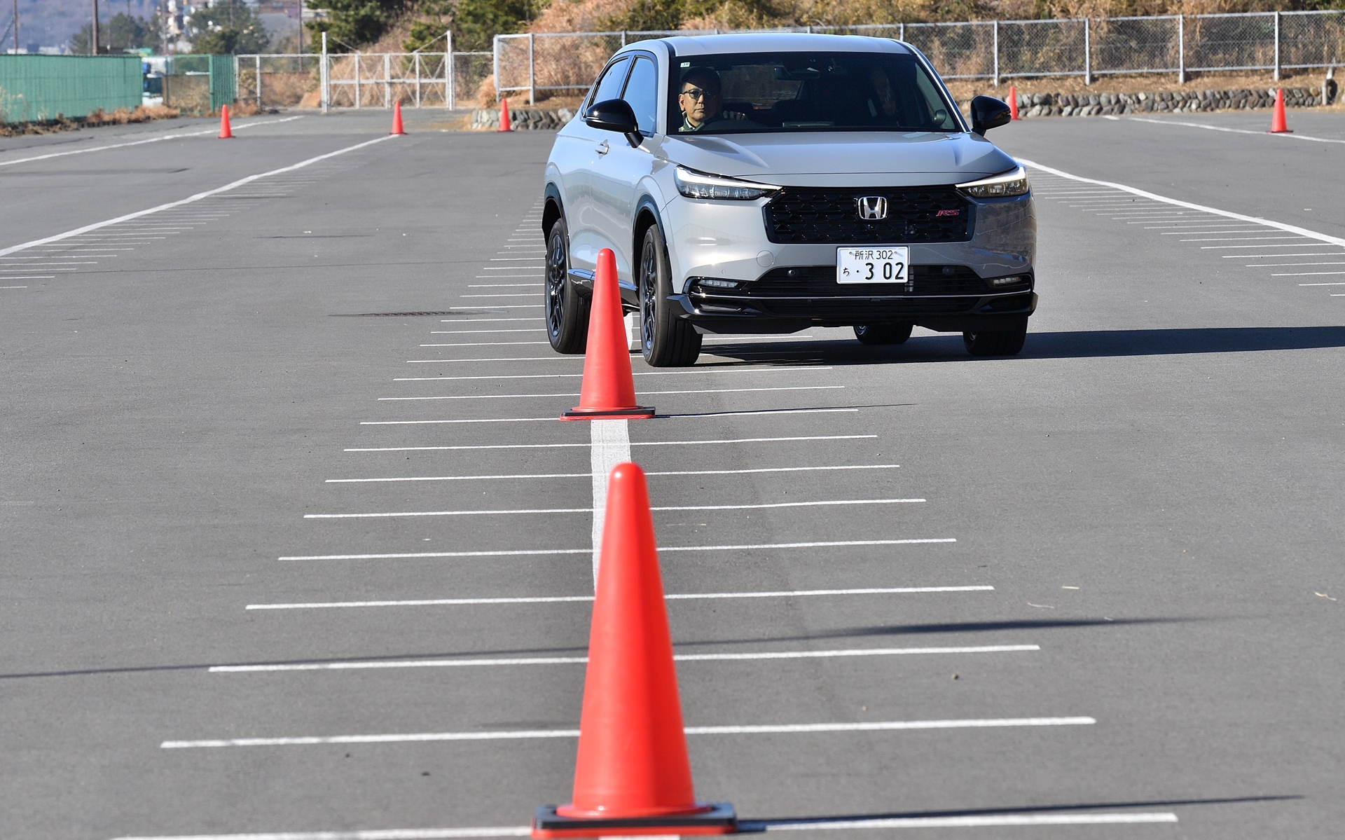 続いてホンダアクセスのアルミホイール「MS-050」でパイロンスラロームを実施