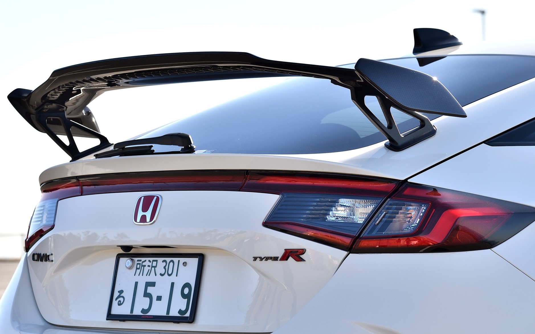 ホンダアクセスの純正アクセサリー「シビックTYPE R用テールゲートスポイラー」は迫力が違う